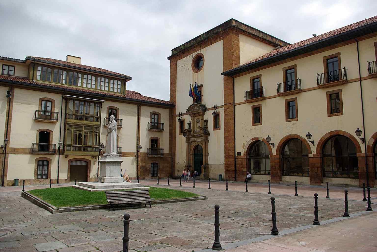 Plaza Feijoo by the Faculty of Psychology, part of the university’s modern urban presence in central Oviedo.