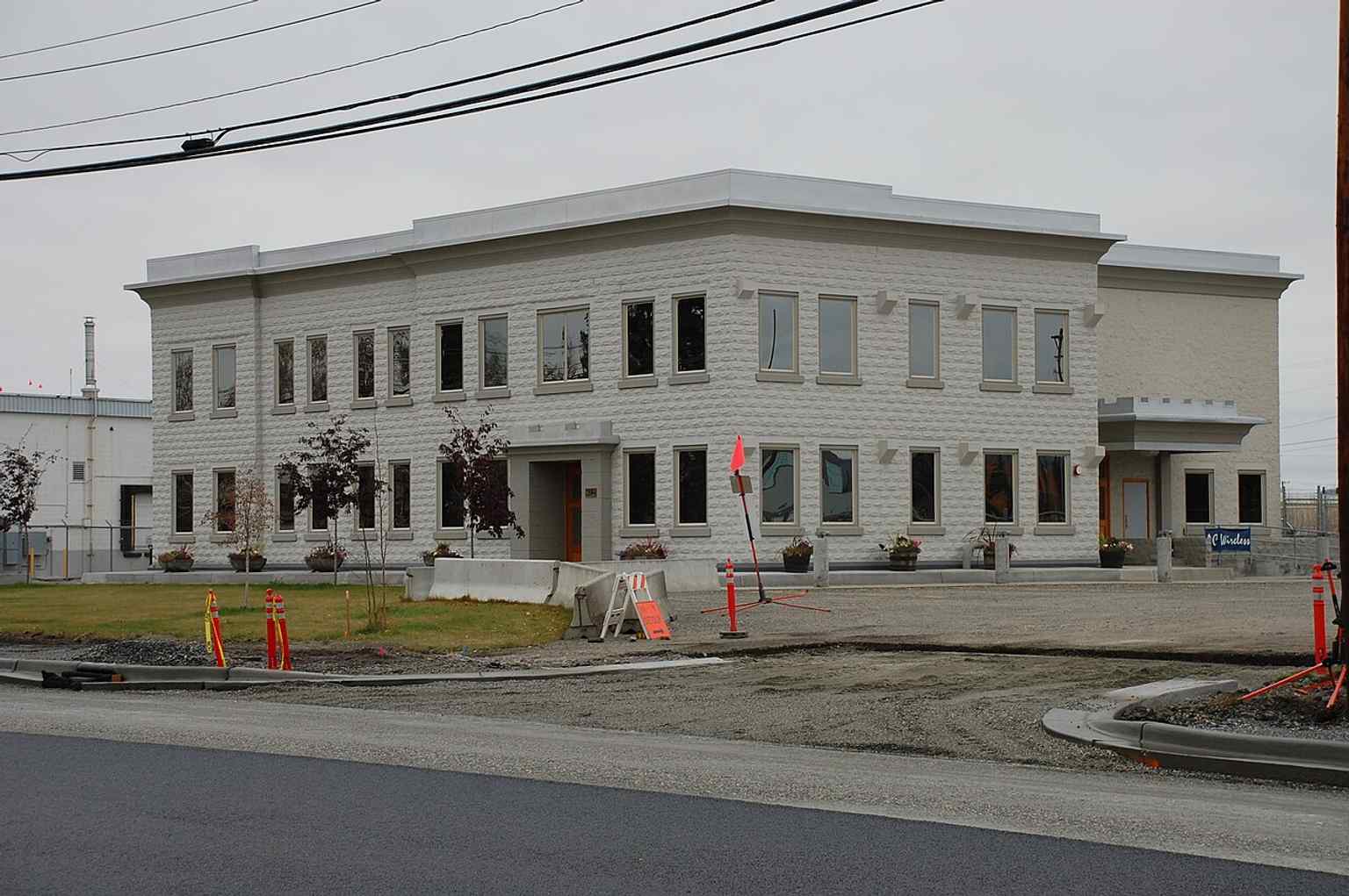 The surviving Fairbanks Exploration Company administrative building at 612 Illinois Street, one of the few industrial structures left from the district’s wartime headquarters corridor.