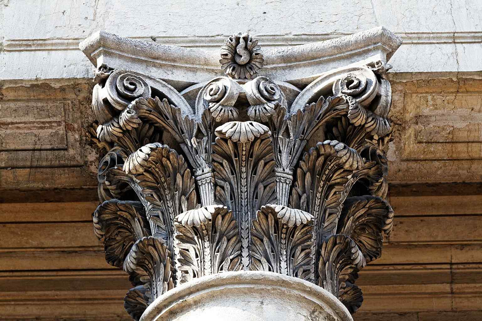 A detailed view of a column capital at the Grand Théâtre de Dijon, an example of its Neo-classical architectural style.
