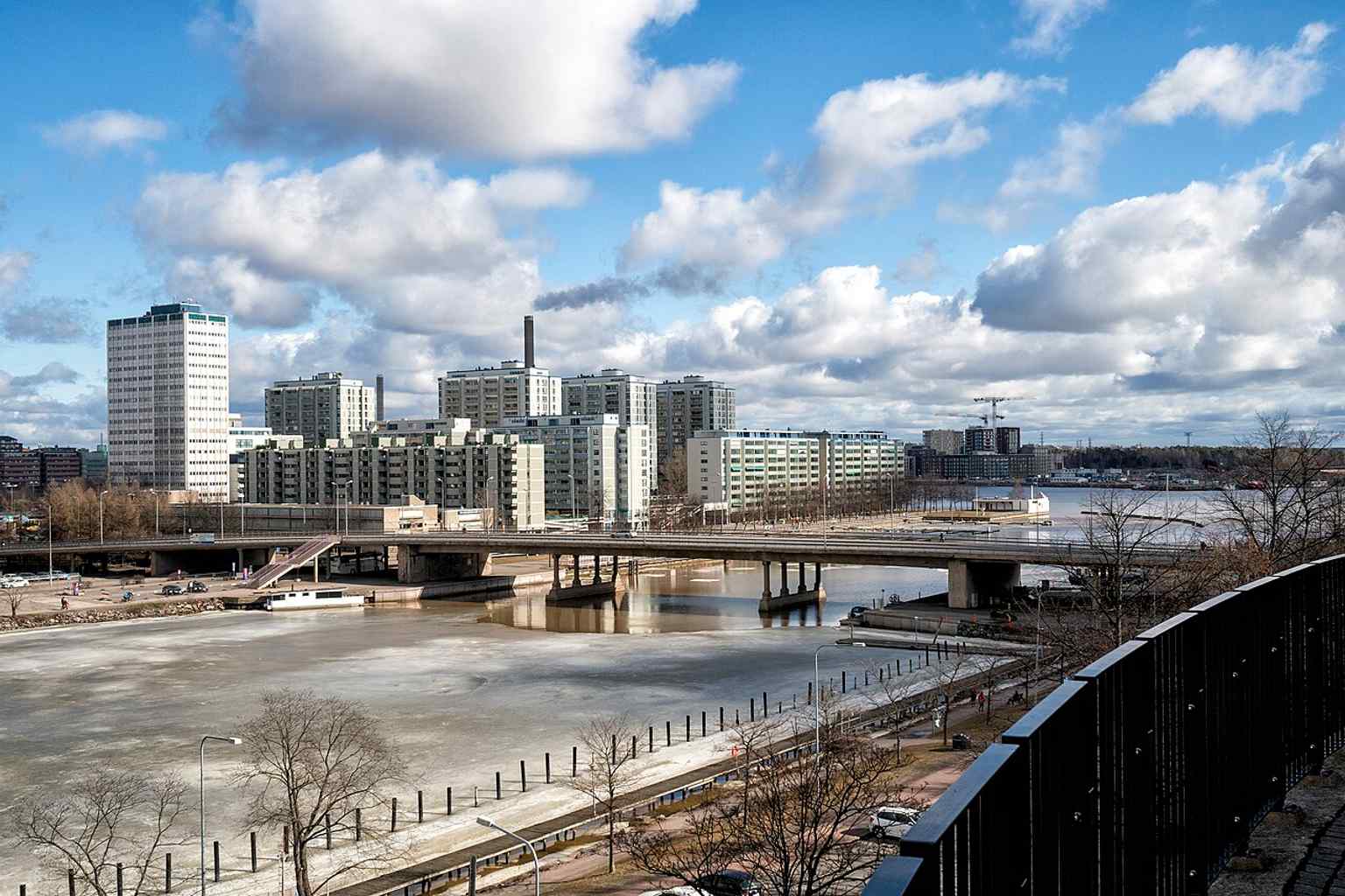 A view across Siltavuorensalmi toward Merihaka, showing the old Hakaniemi Bridge before demolition and the new replacement project tied to the Kruunusillat scheme.