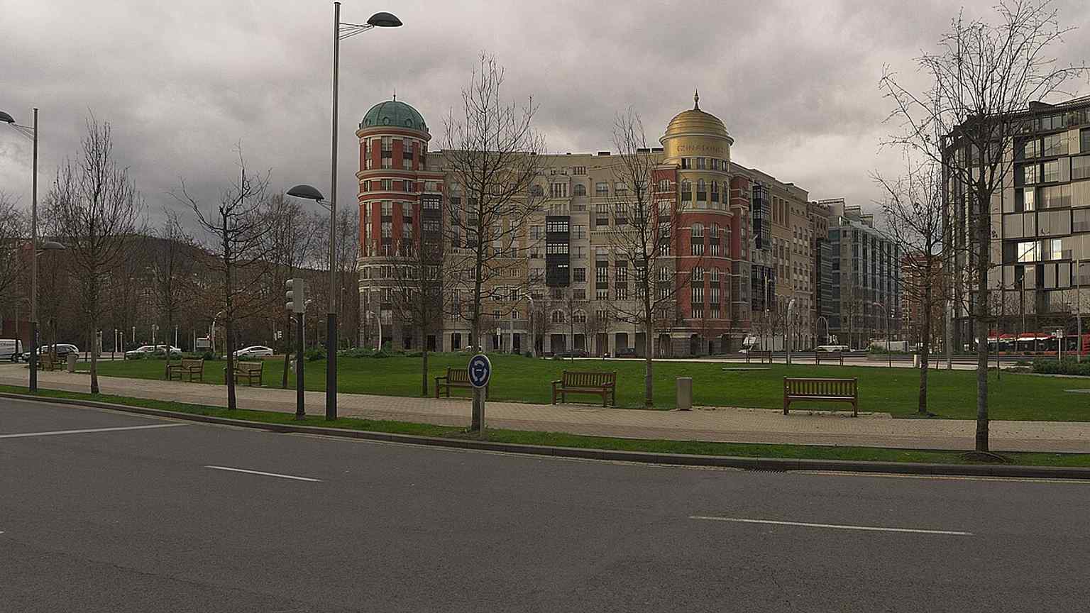 The Artklass building beside Plaza Euskadi, one of the distinctive residential towers mentioned among the square’s surrounding landmarks.