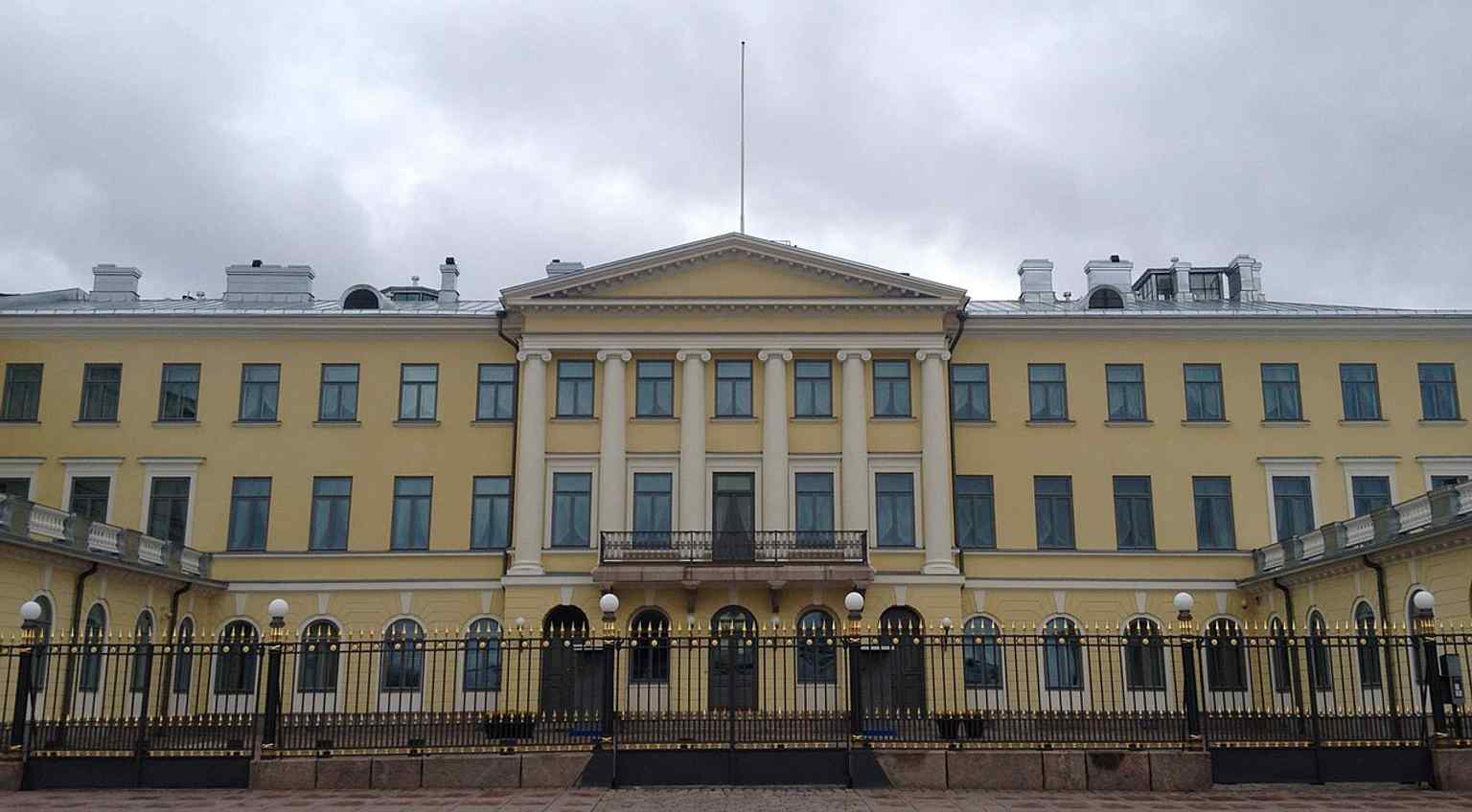The palace seen from the waterfront, emphasizing its prominent position beside Helsinki’s Market Square.
