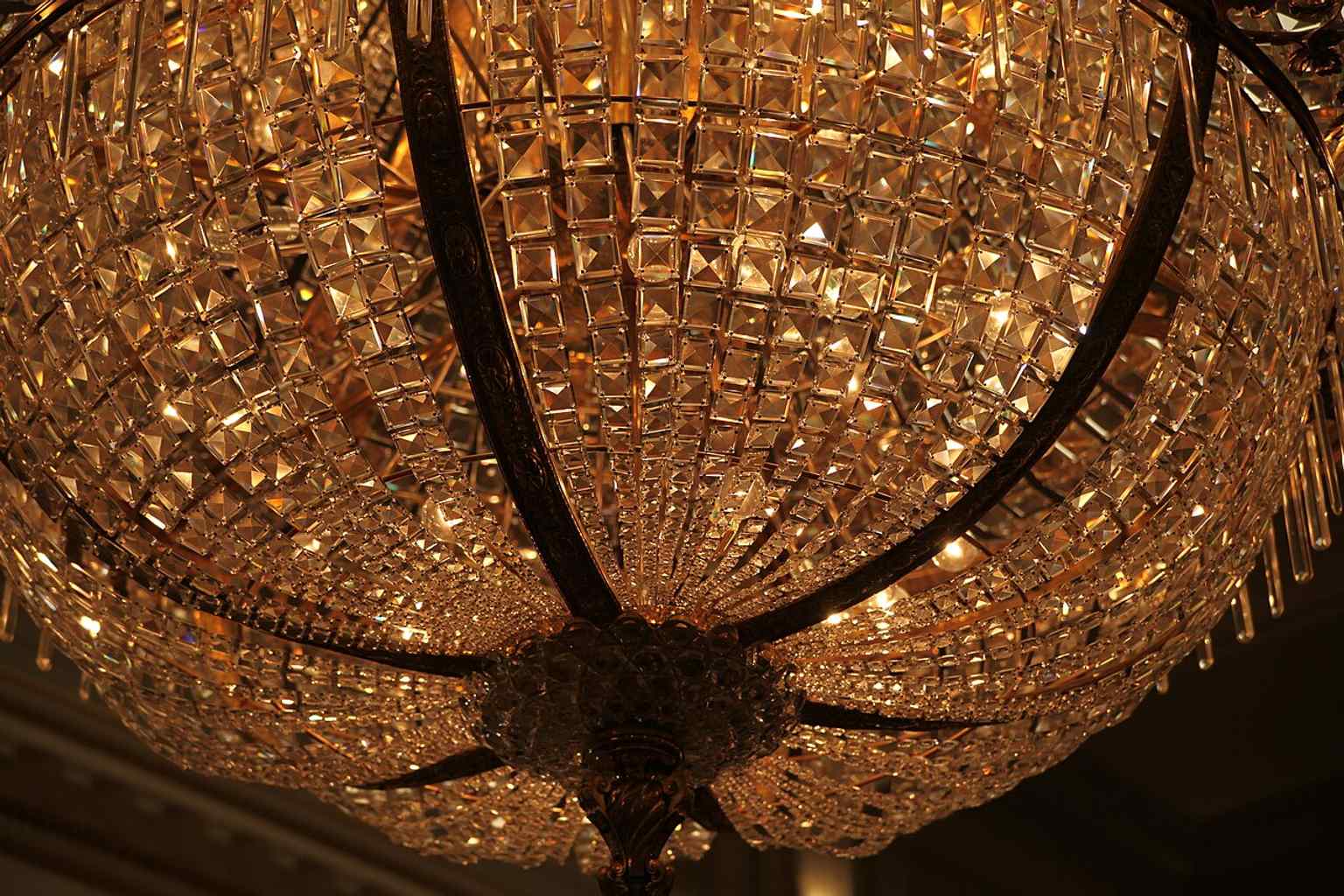 A chandelier detail, reflecting the palace’s richly appointed ceremonial interiors and restored historic lighting.