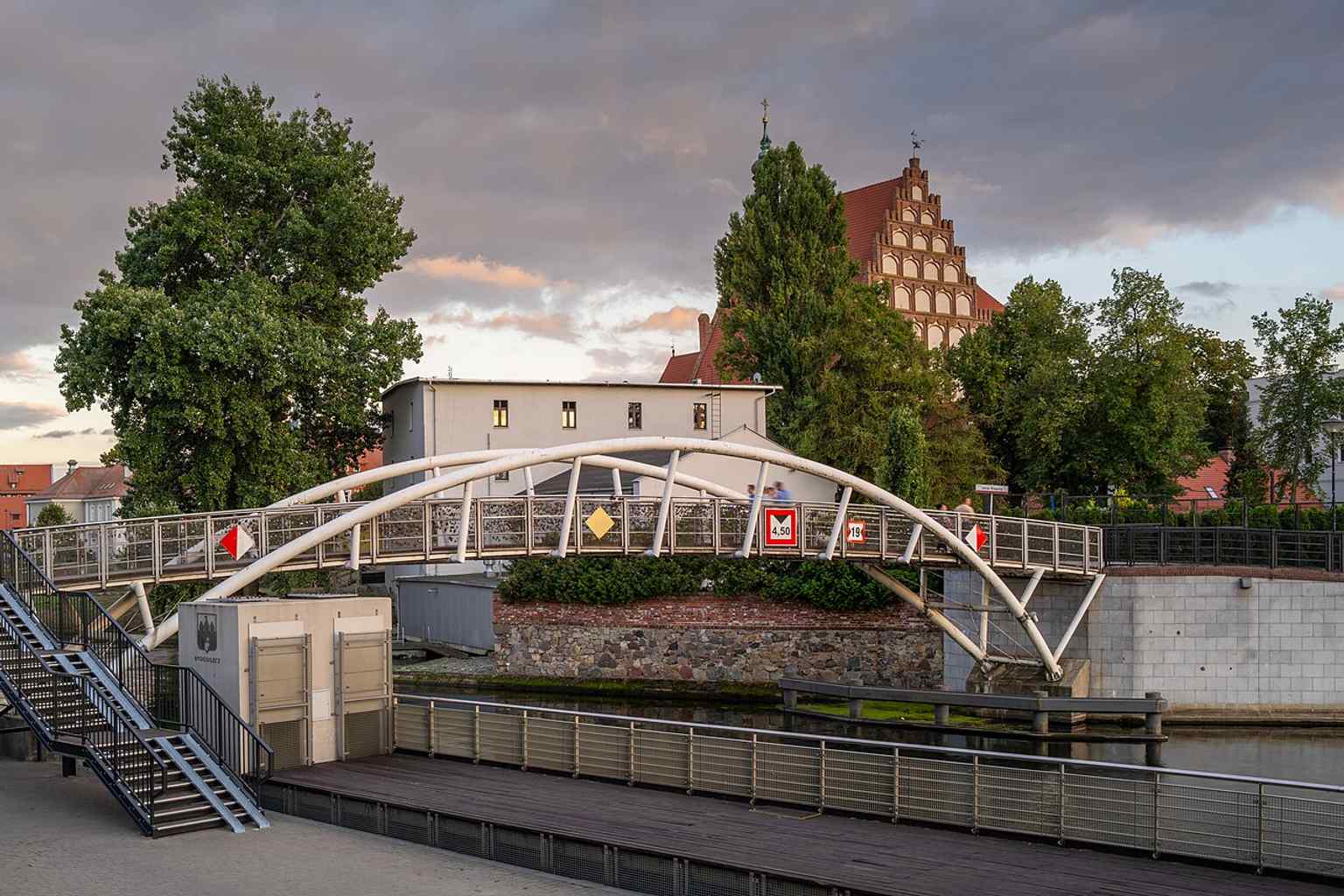 The pedestrian bridge by Opera Nova, linking the island to the city and framing one of Bydgoszcz’s most iconic waterfront views.