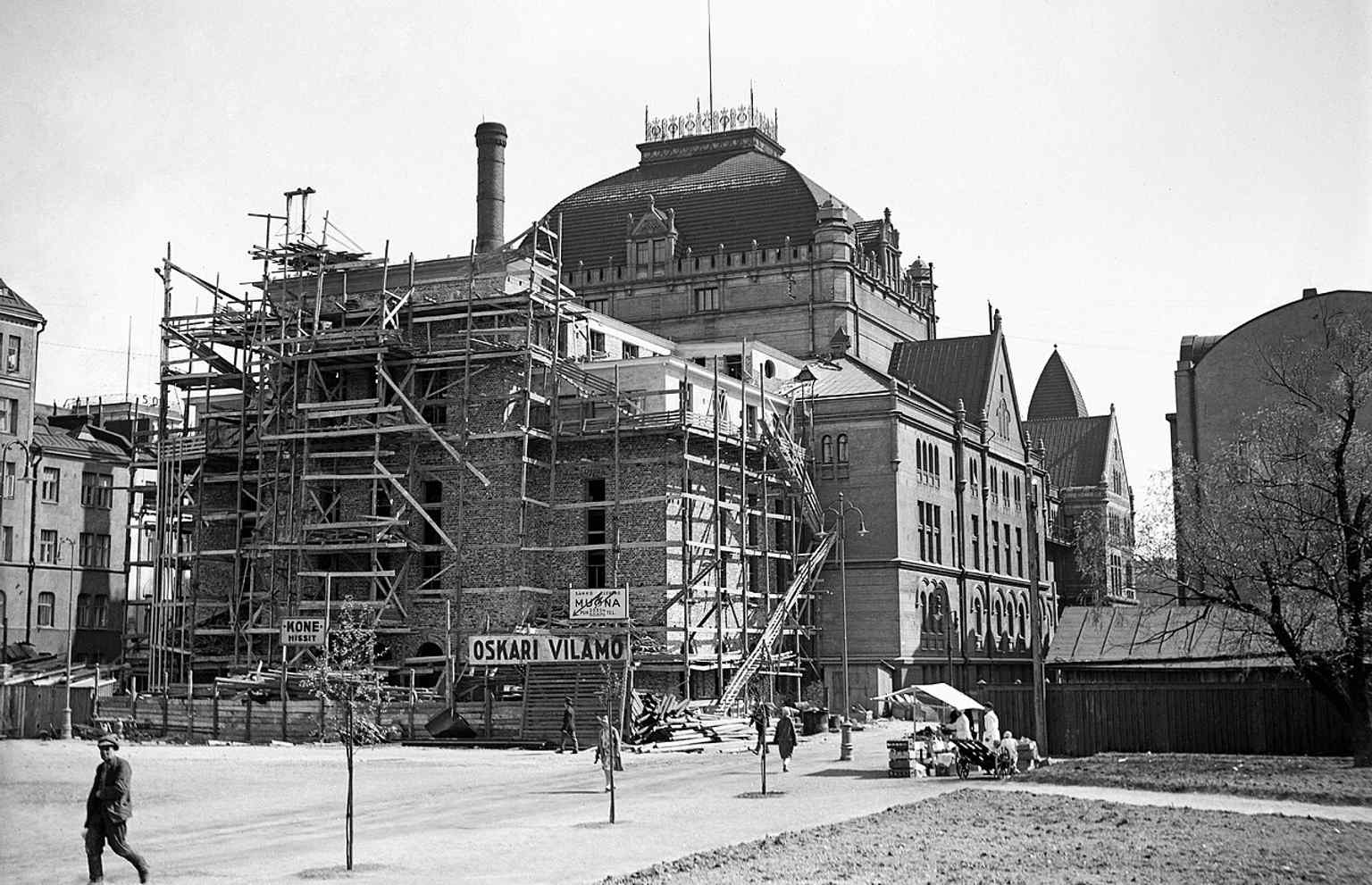 The theatre’s 1930 expansion under construction, showing how the building grew after the 1902 opening on the edge of Rautatientori.