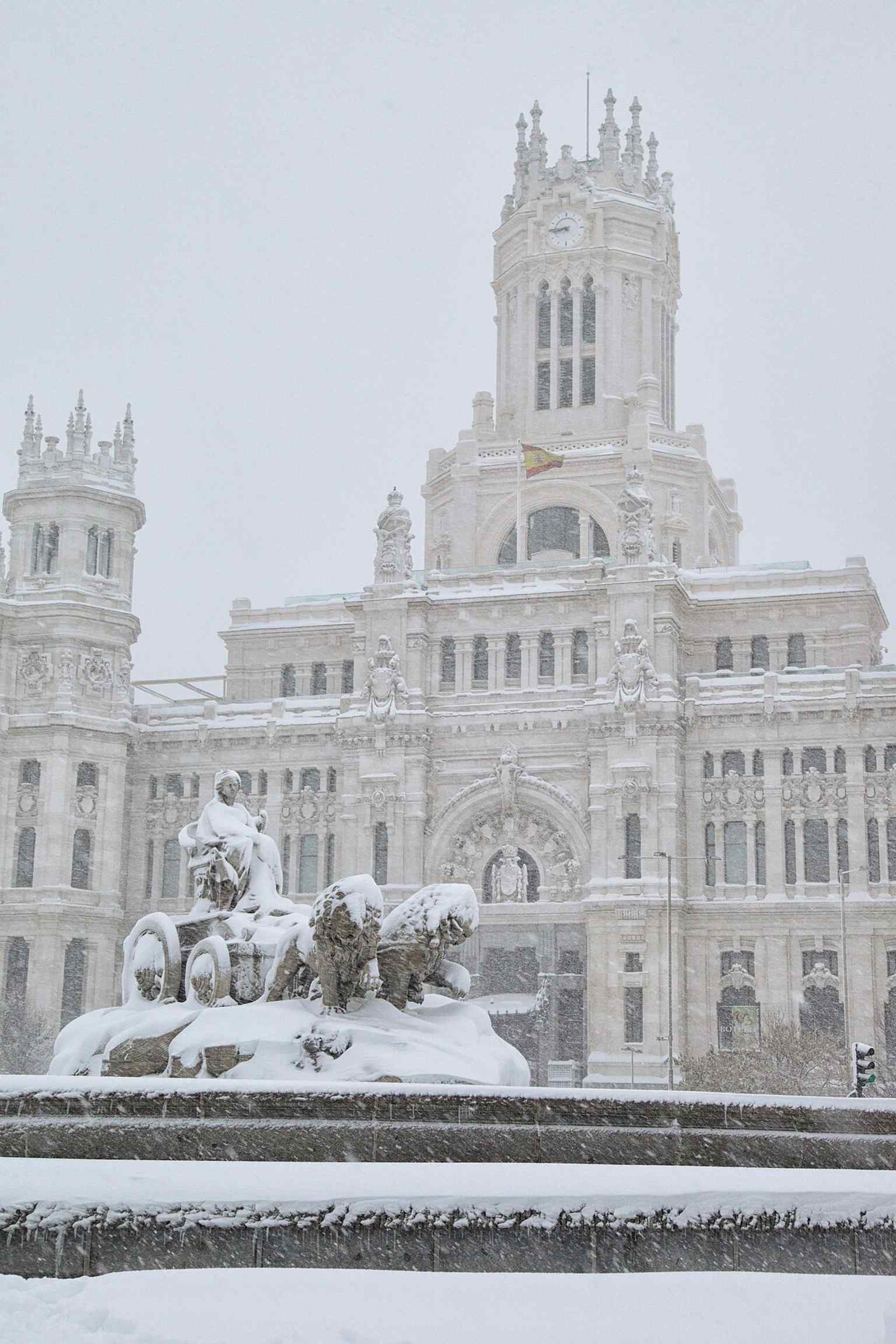 The square under Filomena snow in 2021 — an unusual winter scene around the fountain and the Palace of Cibeles.