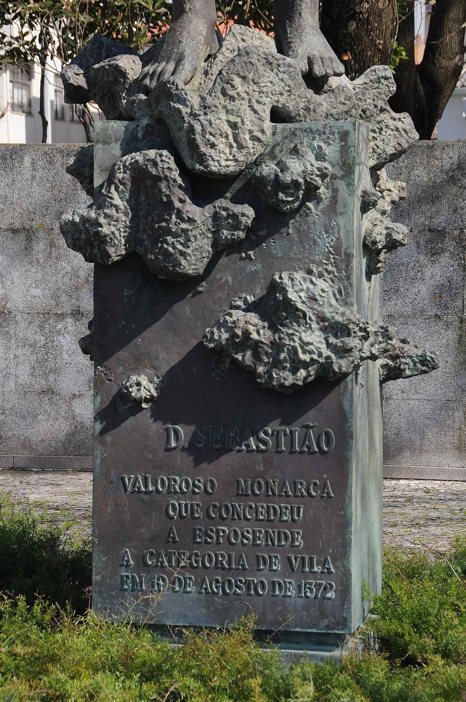 A clear view of the D. Sebastião statue in Esposende, the bronze tribute that marks the town’s link to the king who granted its charter in 1572.