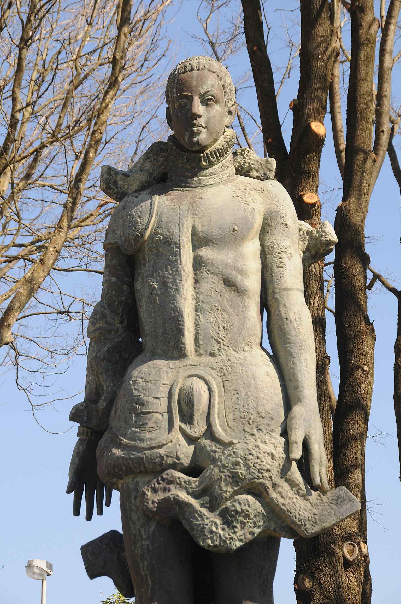 A closer look at Lagoa Henriques’ sculpted figure, echoing the misty, poetic reading of Sebastianism that local studies associate with this monument.