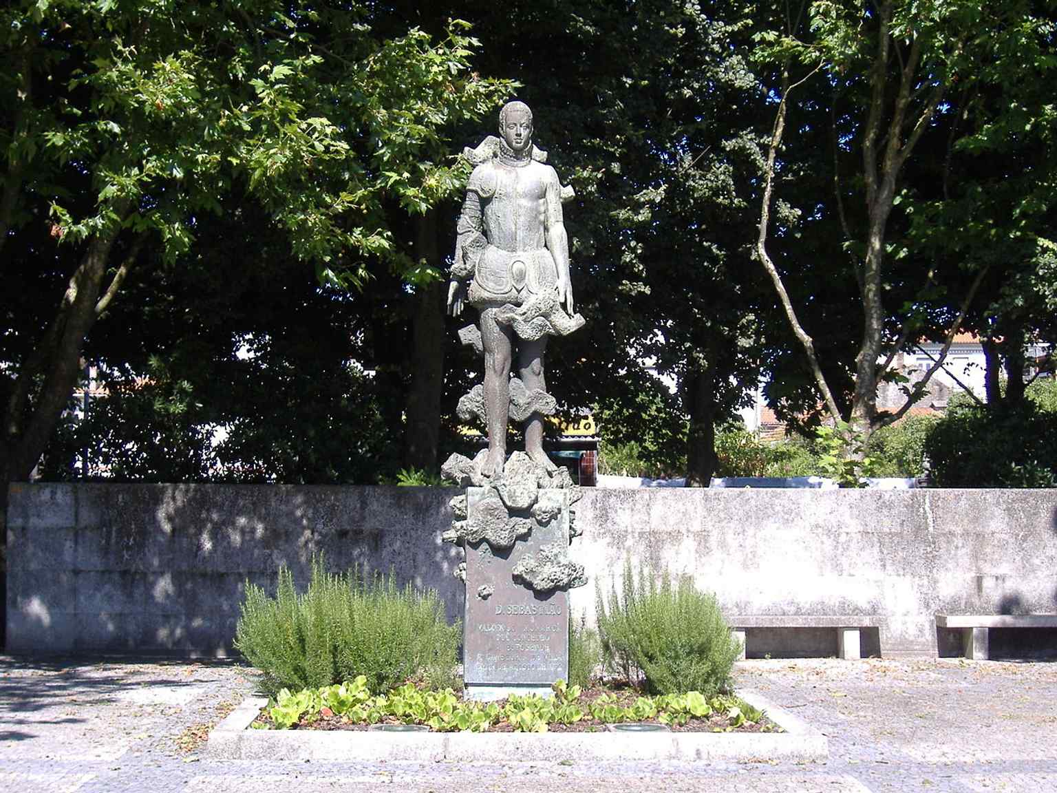An older photograph of the monument, useful for showing how Esposende has long presented this statue as a civic symbol tied to the 450-year history of the municipality.