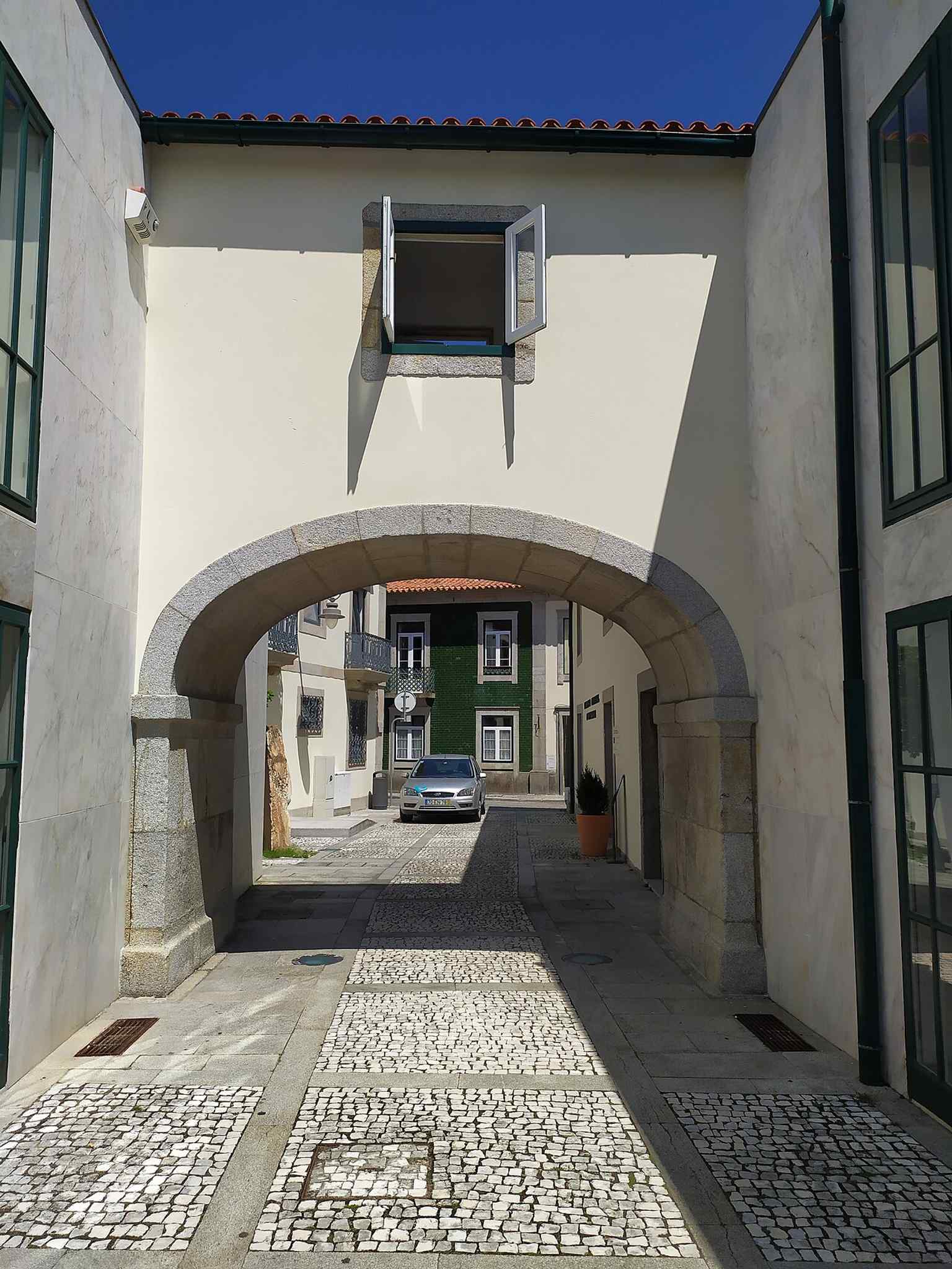 A narrow passageway in Esposende that reflects the old-town atmosphere surrounding the seventeenth-century chapel.