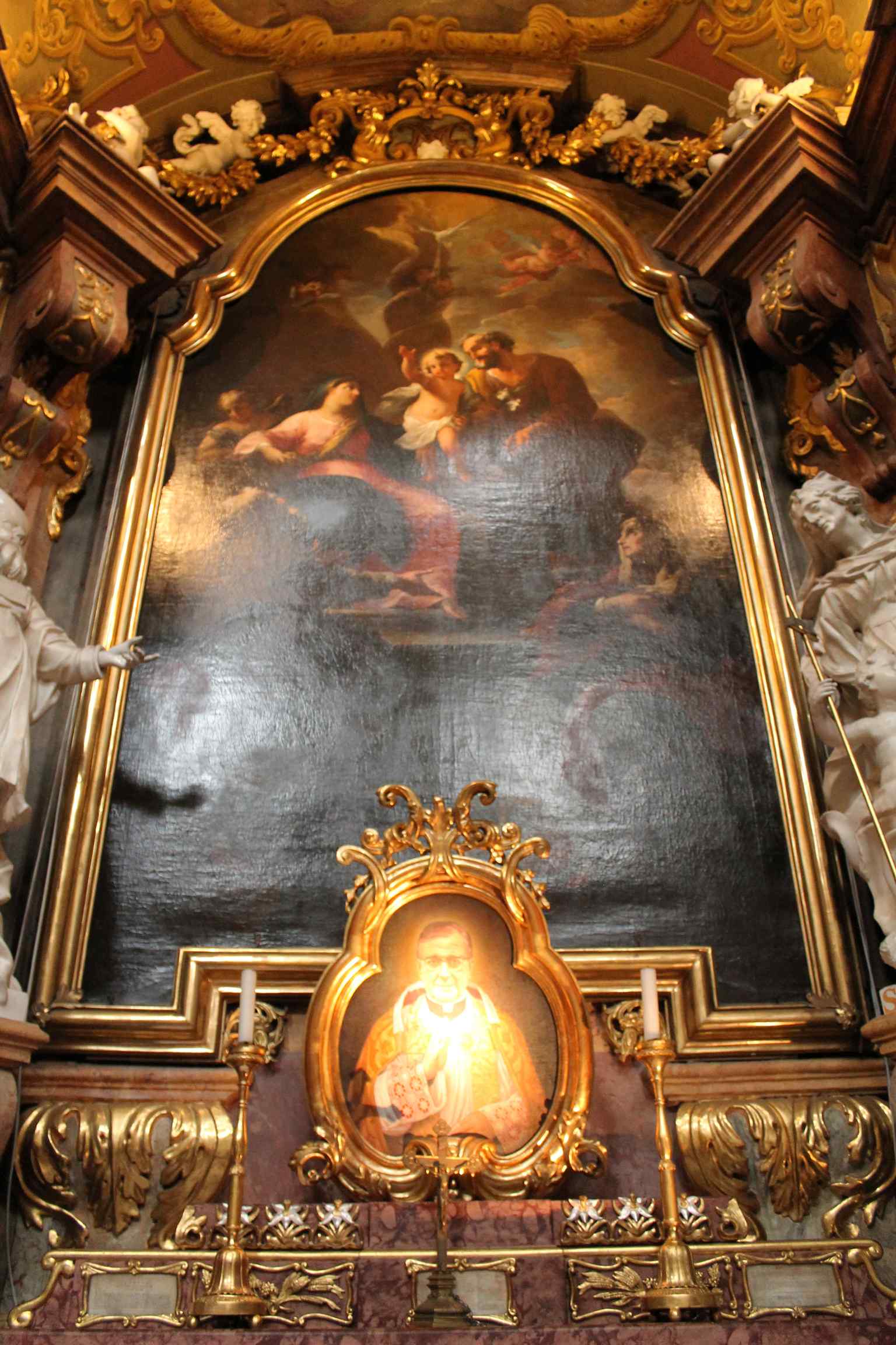 This vertical shot emphasizes the lavish interior decoration, intricate carvings, and the grandeur of the space, conveying its overall artistic richness.