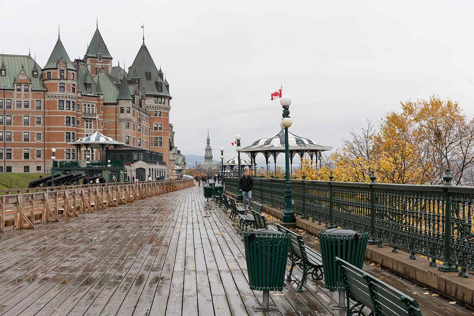 Another angle on the terrace’s long public walk, linking the lookout to the ceremonial role it has played since the 1879 opening.