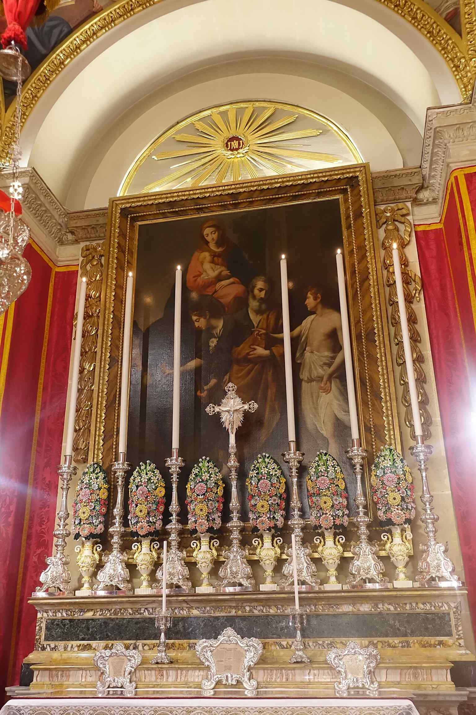 An interior view of the nave, where the painted ceiling helps conceal the fact that the cathedral has no real stone dome.