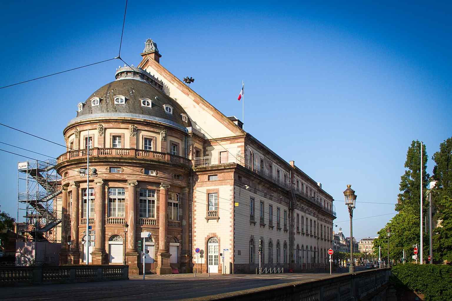View from the Théâtre bridge showing the opera house on Place Broglie — the city’s main opera venue and home of the Opéra national du Rhin.