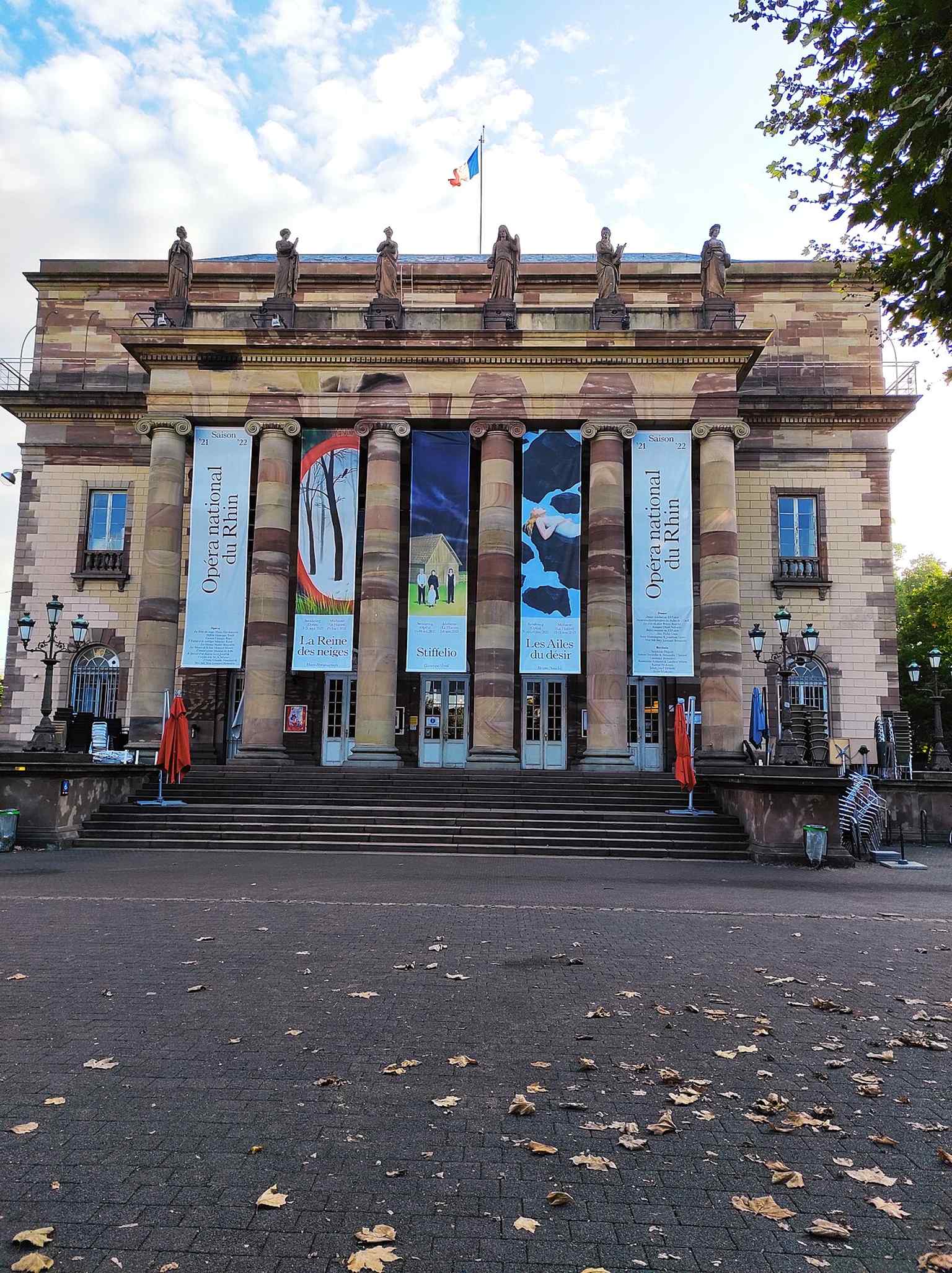 Full-height view of the opera’s façade, a landmark listed as a historic monument since 1921.