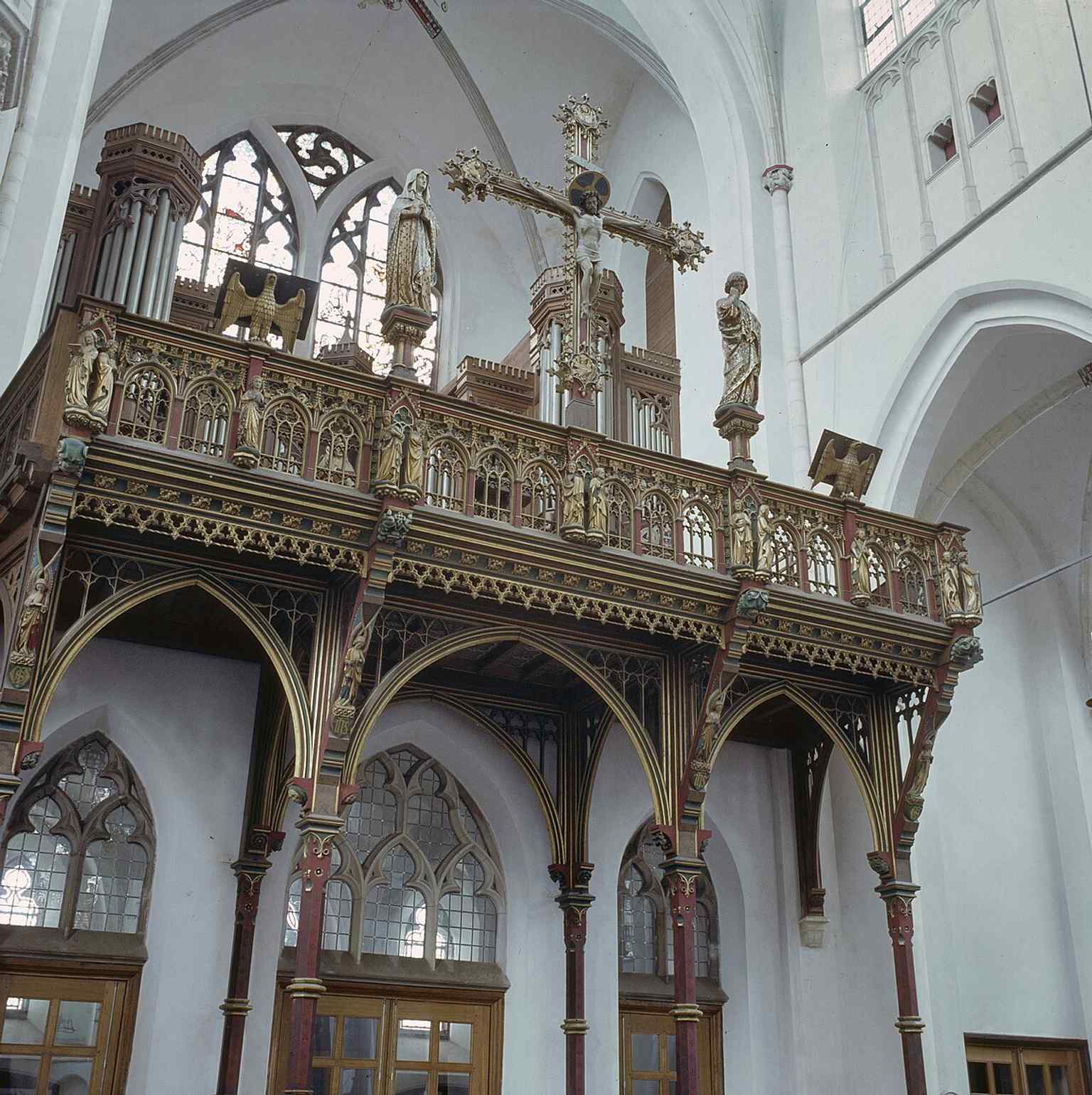 The Neo-Gothic 'doksaal' (rood screen), an important piece crafted by F.W. Mengelberg in 1871 and now positioned at the west side of the church.