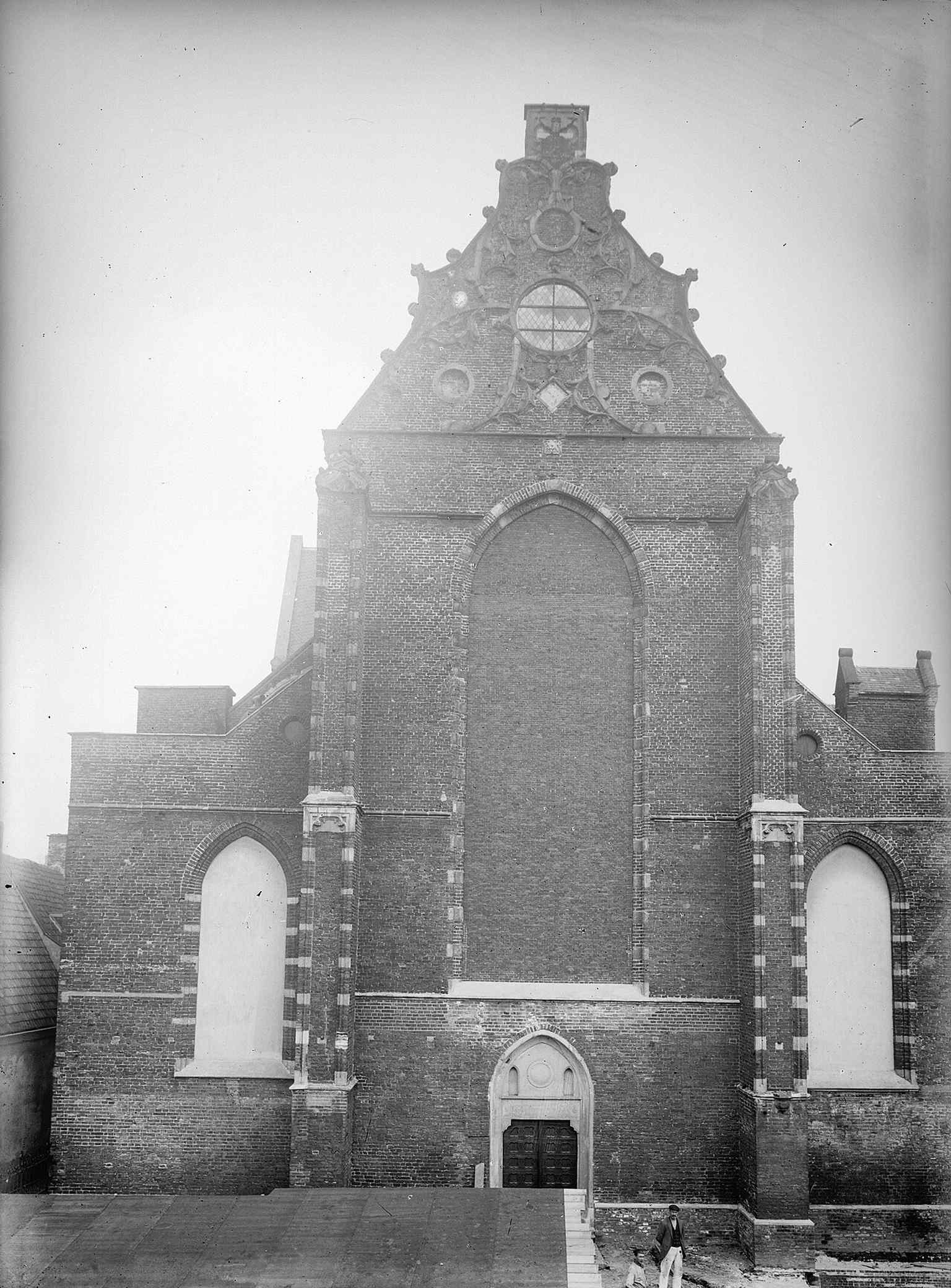 The west facade of the Catharijnekerk around 1899, showcasing its appearance before architect Alfred Tepe extended the nave and added the 53-meter tower.