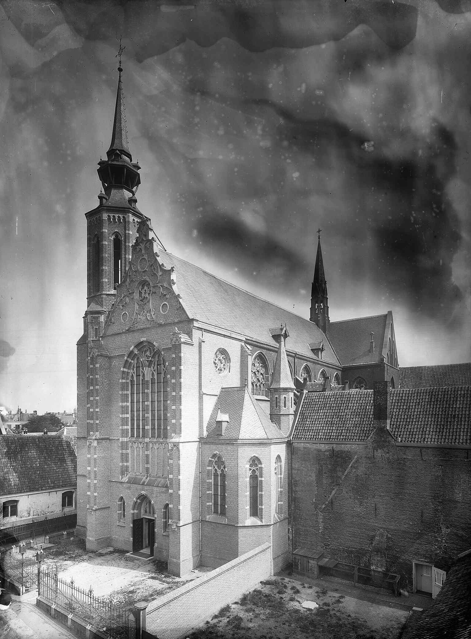 The St. Catherine's Church from the southwest, featuring the distinctive 53-meter tower inspired by Kampen's town hall, added by architect A. Tepe around 1900.