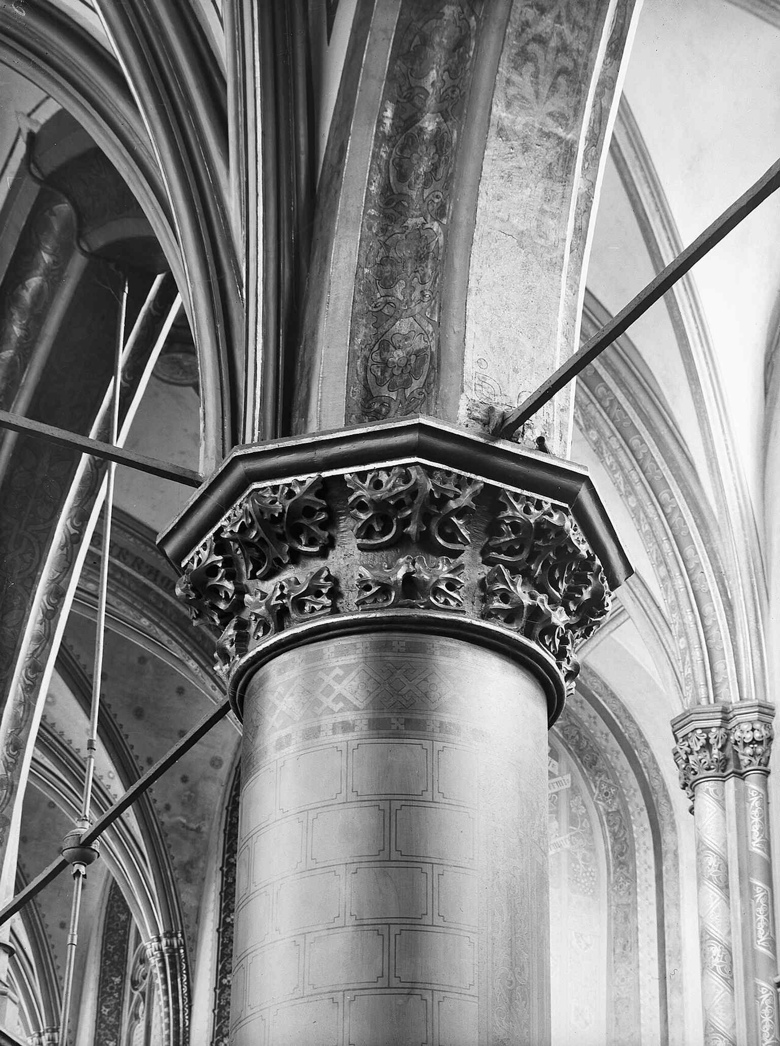 A detail of a 'koolbladkapiteel' (cabbage leaf capital) in the northern side aisle, showcasing the Brabant Gothic influence in the church's 16th-century architecture.