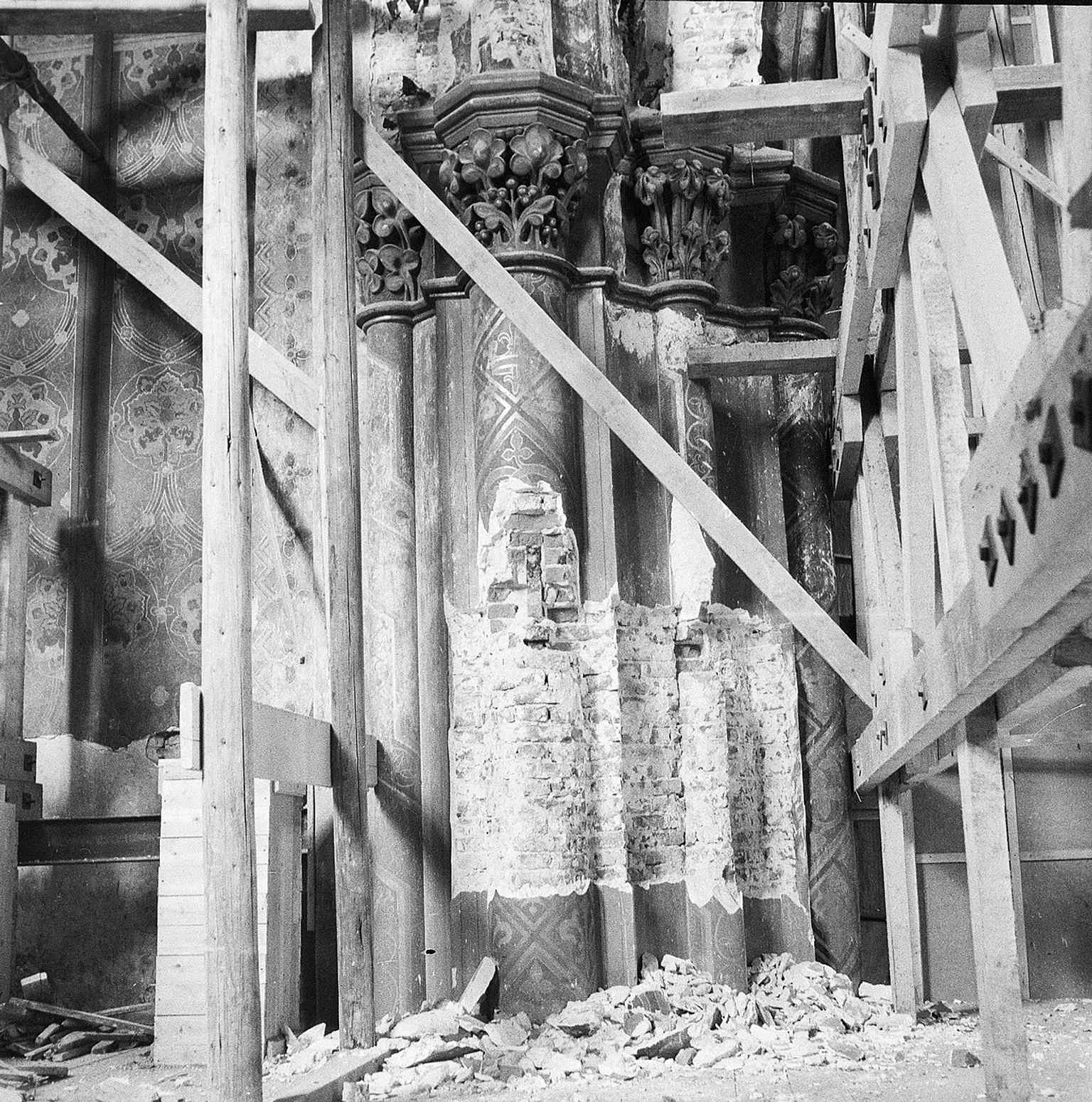 A photo from 1957 illustrating the 'ontgipsing' (plaster removal) process during the major 1955-1965 restoration, which aimed to return the interior to its 1636 state.