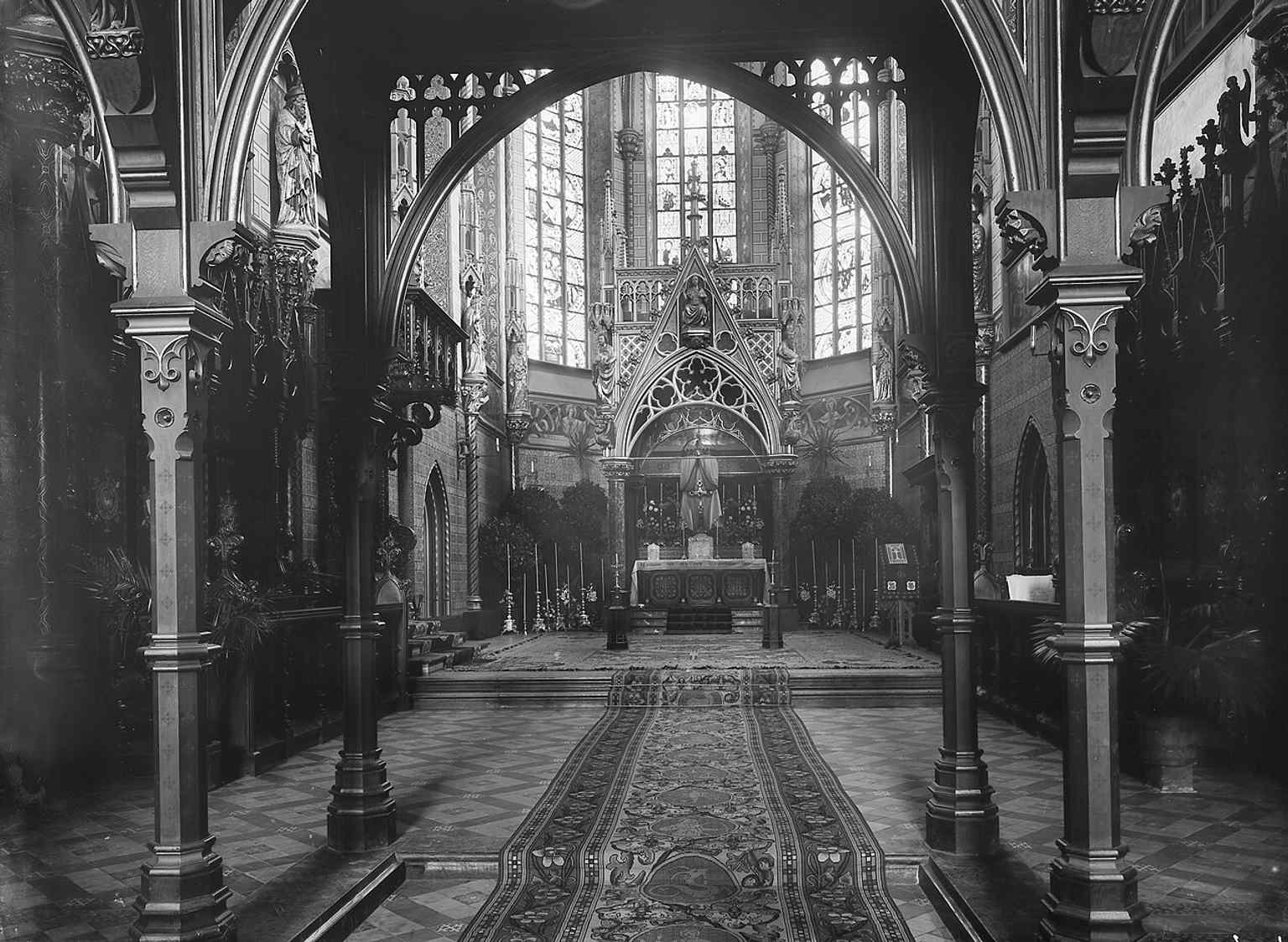 A view of the church's choir, an important area where many Neo-Gothic sculptures by F.W. Mengelberg and the sacrament tower are located.