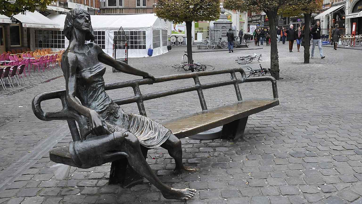 A clear view of Fred Bellefroid’s bronze Kotmadam, the Leuven landmark unveiled in 1985 as a gift from the VVV.