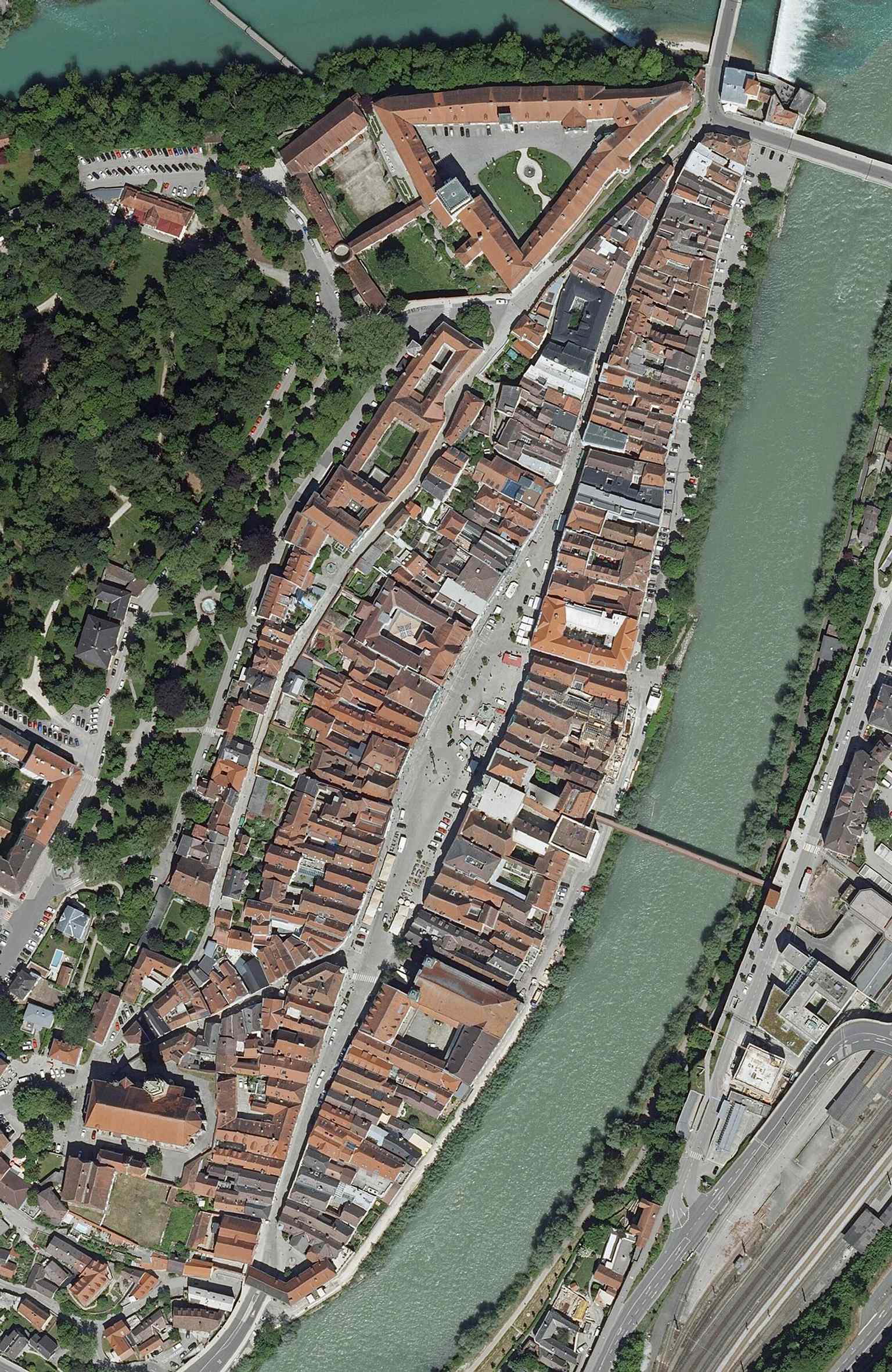 Aerial view of Steyr’s old town and the long Stadtplatz, showing how the square links the Enge Gasse and Grünmarkt in the medieval center.