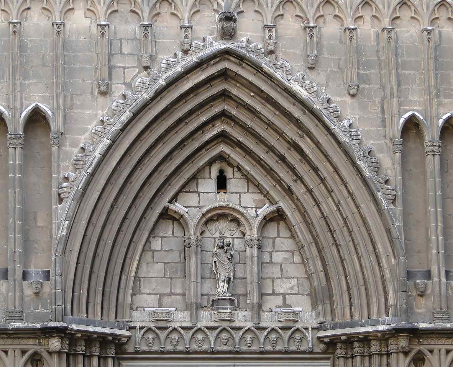 Santa Maria del Pi des del gratacel de l'avinguda de les Drassanes