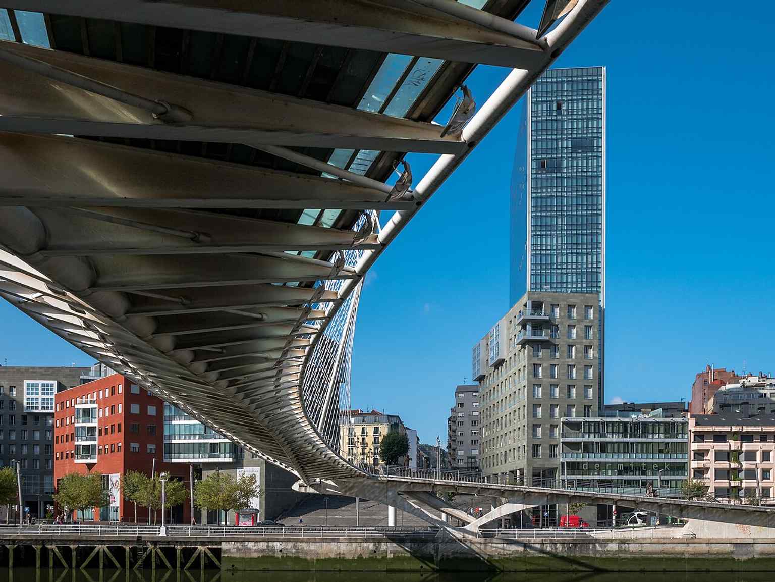 Zubizuri with the Isozaki Atea towers behind it, recalling the later controversy over the added connection to those buildings.