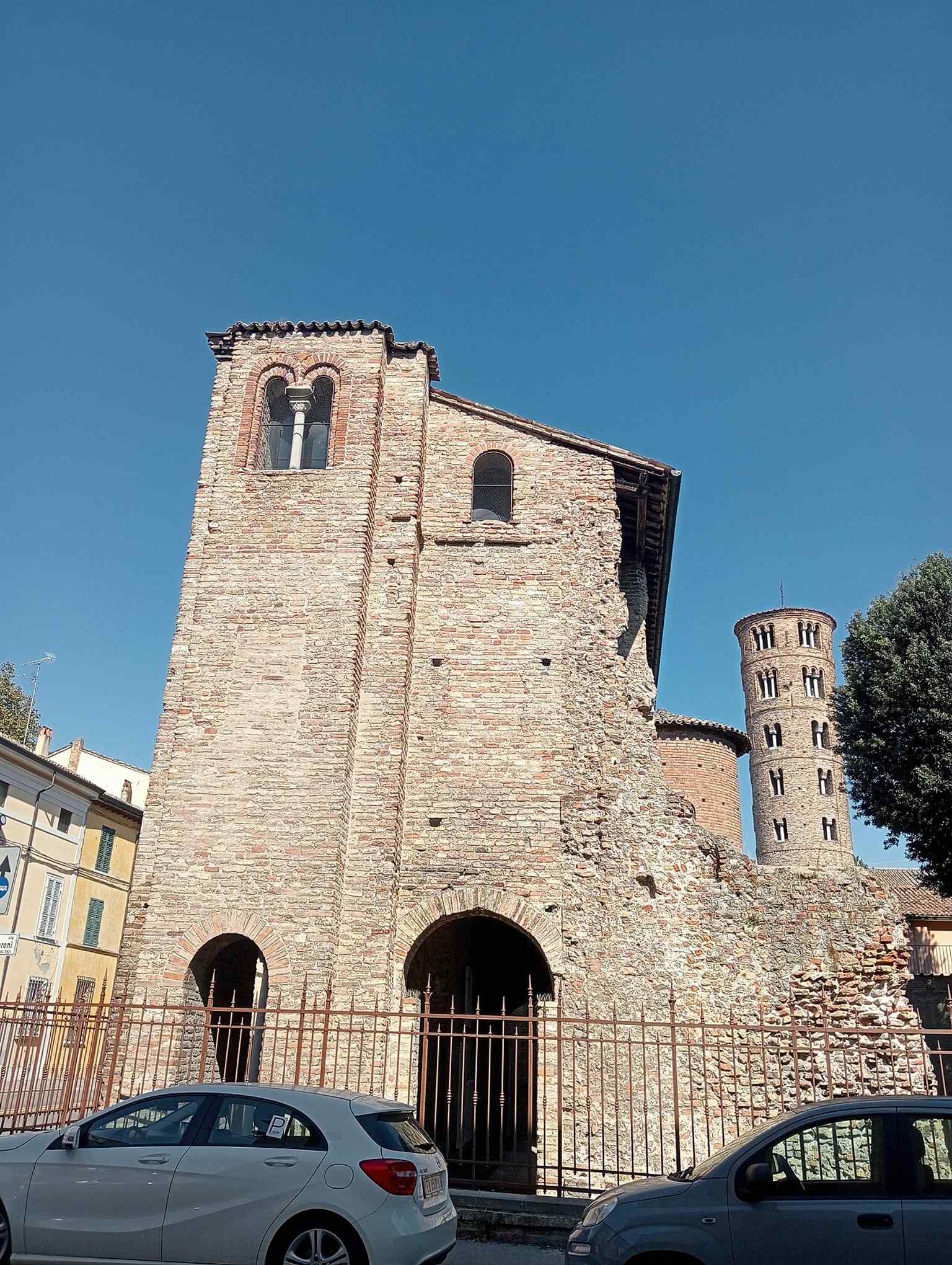 Another contemporary view of the palace ruin, emphasizing the monument’s isolated facade rather than a complete palace.