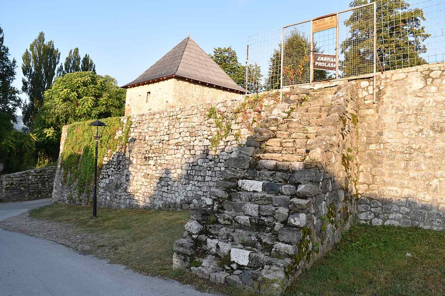 This image provides a detail of the fortress walls, built from rectangular chiseled stone set with mortar, a technique used across its medieval and Ottoman constructions.