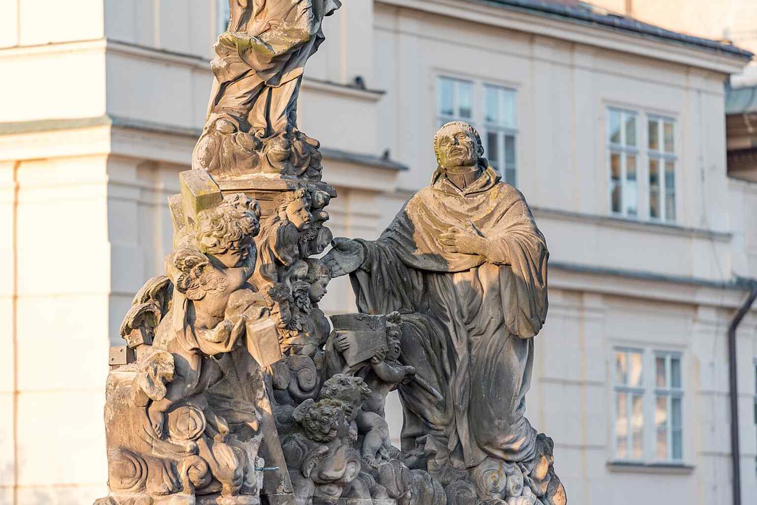 A close-up of the figures' faces, recalling the "Baroque comic strip" where metal bands once simulated a dialogue between Saint Bernard and the Madonna.