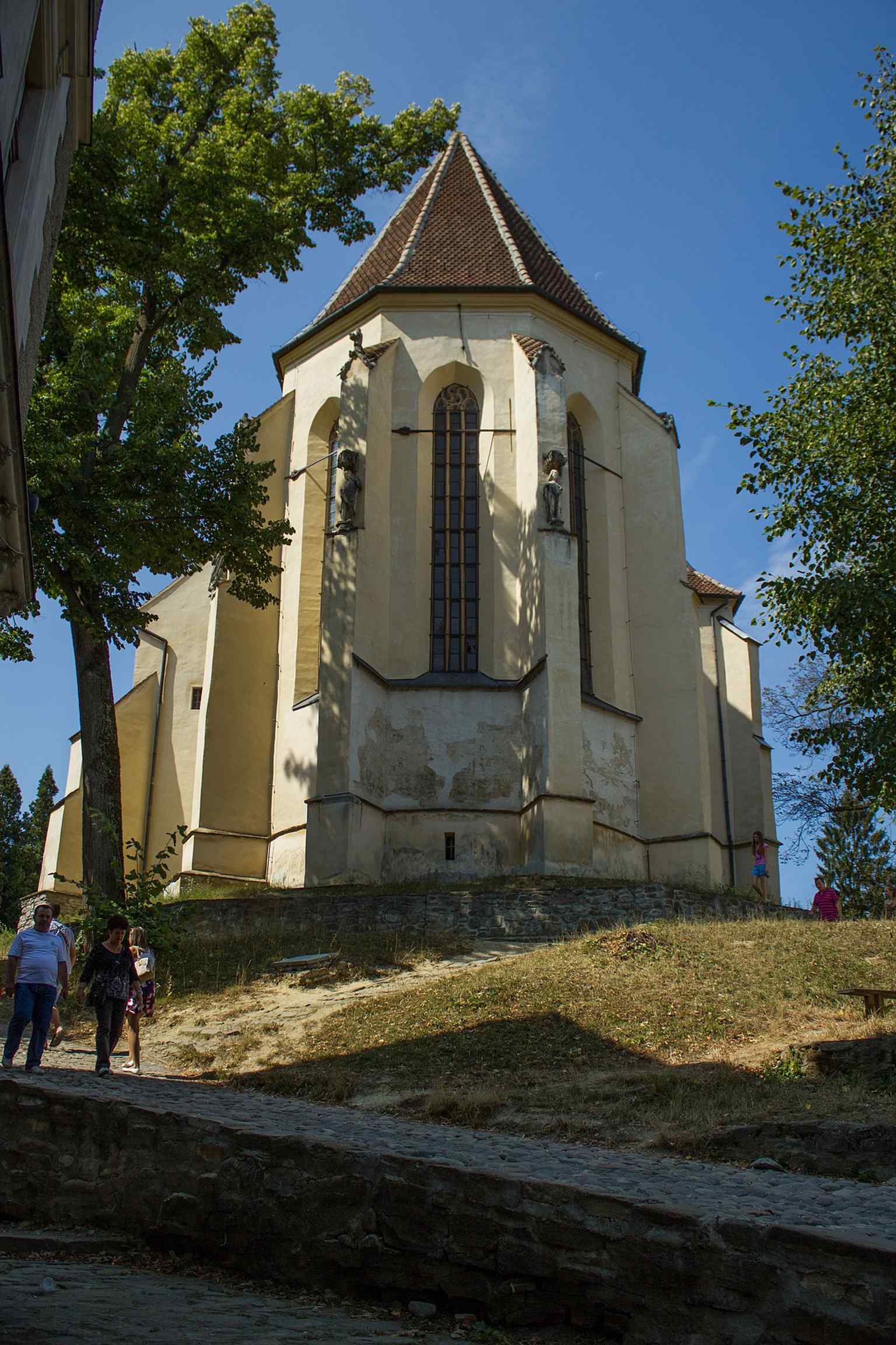 The Church on the Hill dominates the city of Sighișoara from its 429-meter altitude, a testament to its imposing Gothic architecture, which evolved from an old Romanesque basilica.