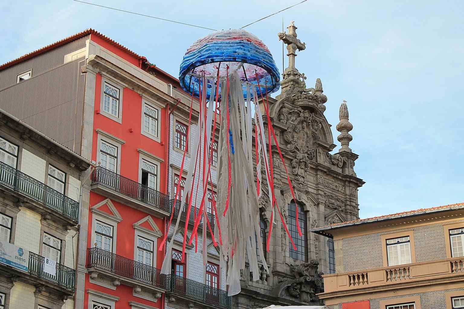 A clear street-level view of the Church of Misericórdia do Porto, matching the text’s emphasis on its unusually theatrical Baroque façade on Rua das Flores.