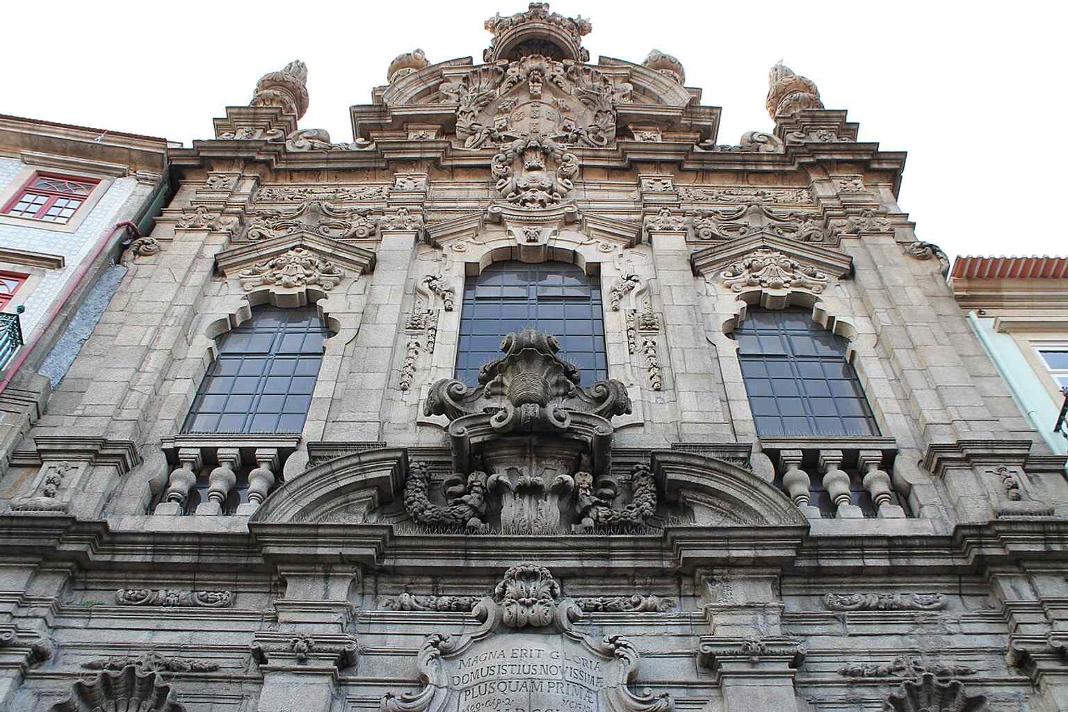 Another exterior angle of the Porto church, useful for showing the rebuilt 18th-century front after the lightning strike that destroyed the original façade in 1621.