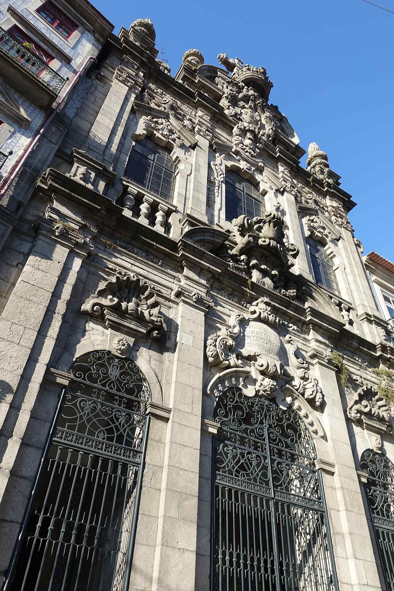A higher-resolution exterior photo of the church, ideal for highlighting the ornate façade crowned by the Misericórdia emblem and stone cross.