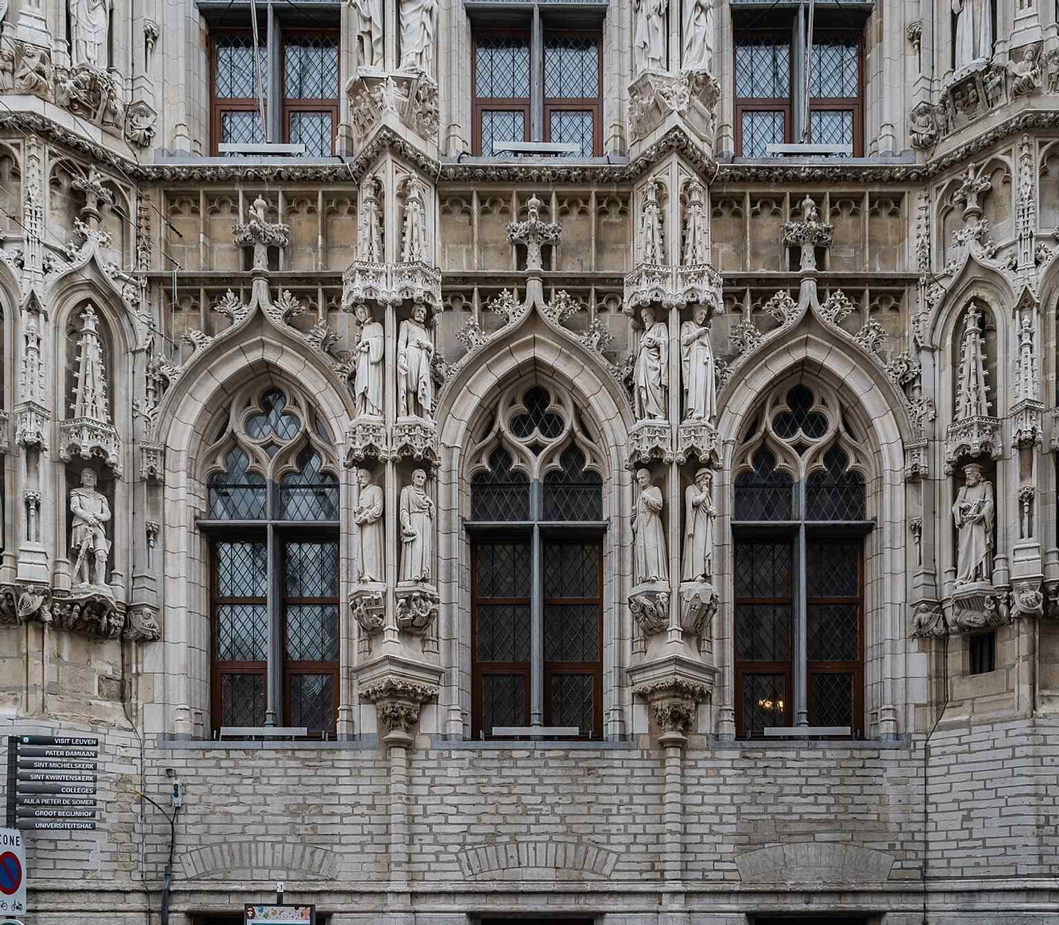 The pointed windows on the upper stories, typical of Brabantine late-Gothic design and a key part of the Town Hall’s rhythm.