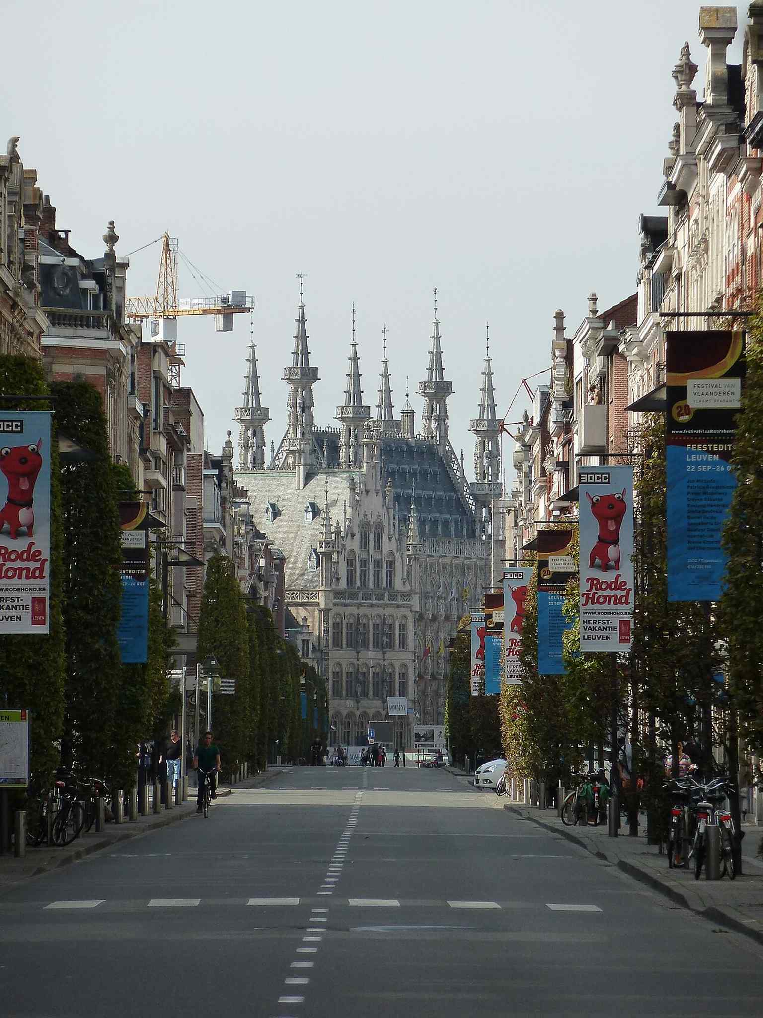 Seen from Bondgenotenlaan, this angle places the Town Hall in its urban context and shows its position as Leuven’s civic centerpiece.