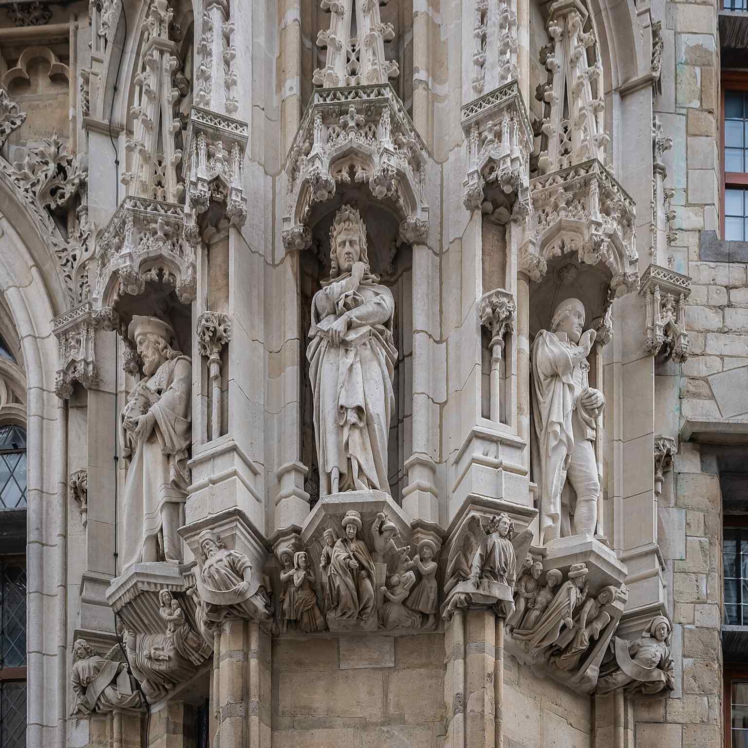 A façade detail highlighting the sculptural program that eventually filled Leuven’s many empty niches after Victor Hugo’s call to “Fill the niches!”