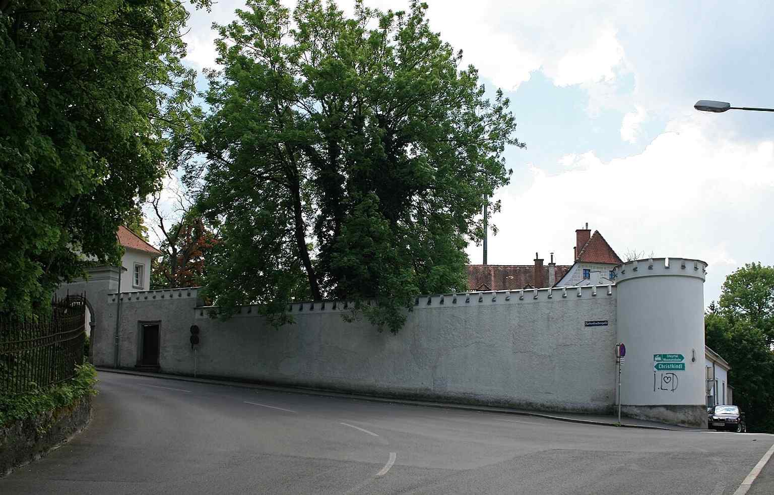 The castle’s defensive wall facing Redtenbachergasse, echoing the fortified character described in the source text.