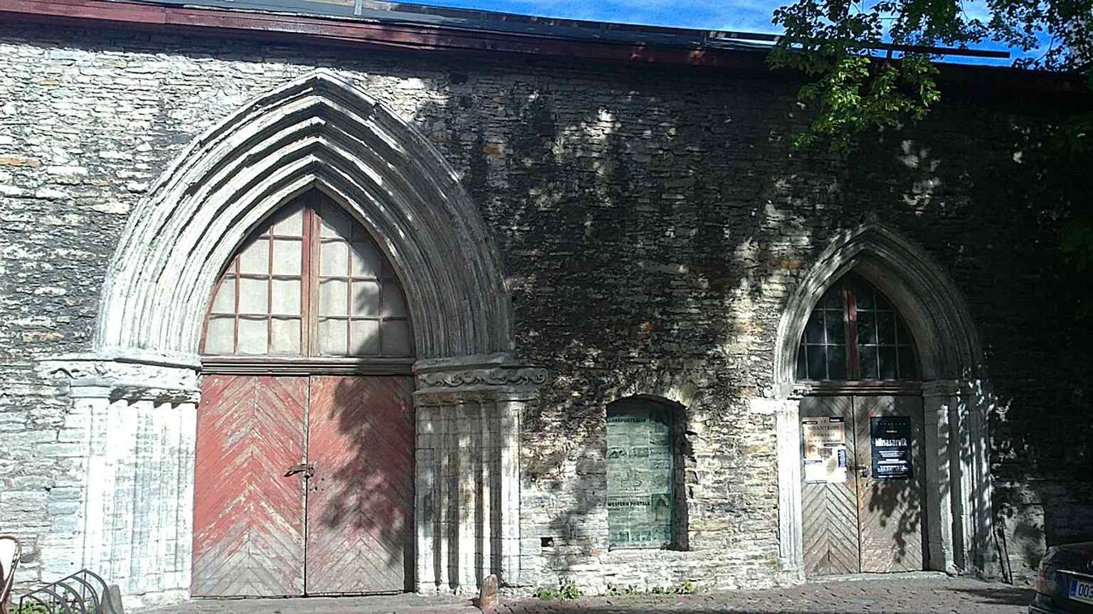 The surviving west portals of Saint Catherine’s Church — one of the key medieval fragments left after the Reformation fire.