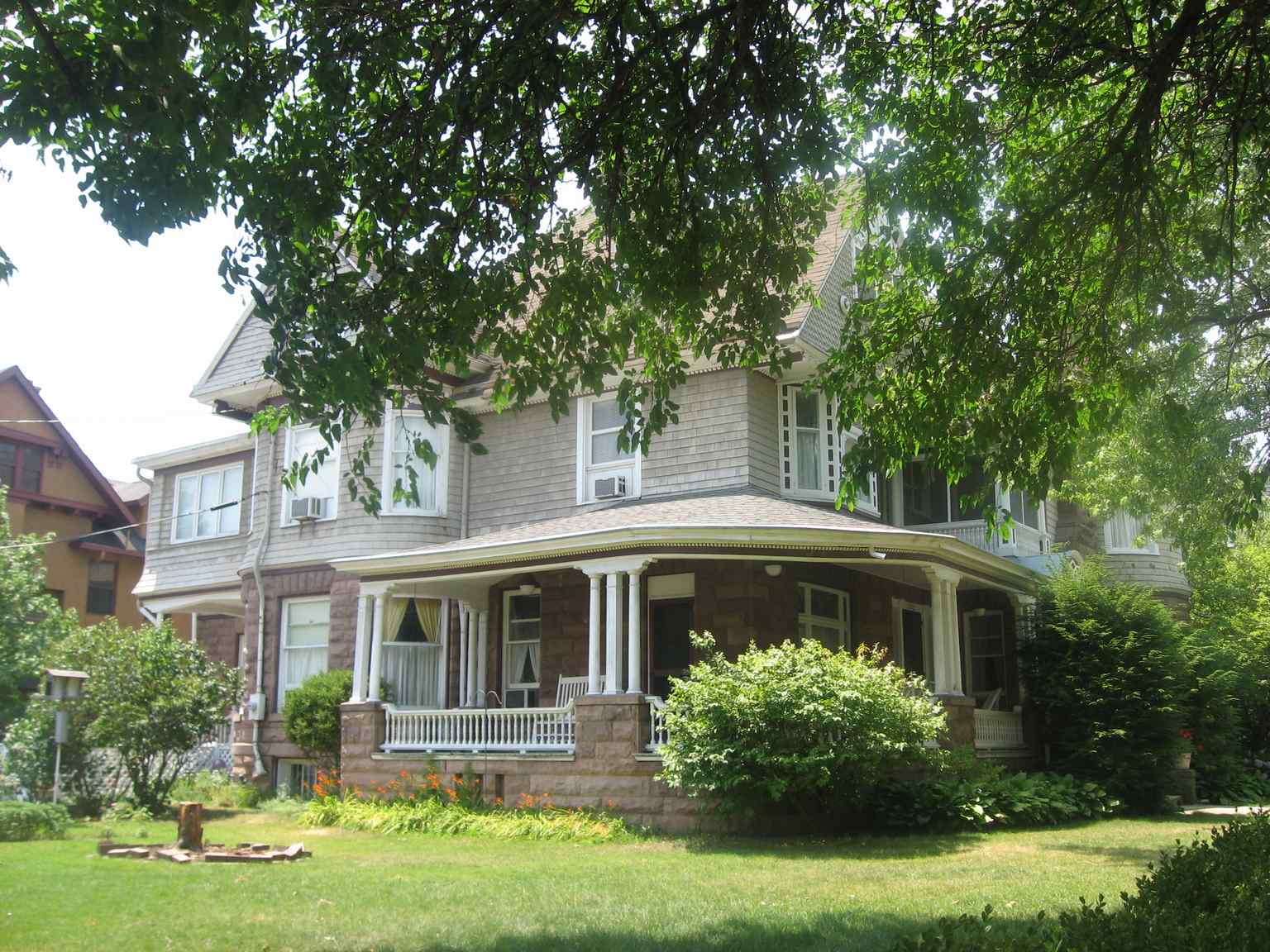 The Morey-Lampert House, built in 1895, is designated a national historic landmark, an outstanding example of Queen Anne style with its first story of sandstone ashlar and a distinctive round corner tower.