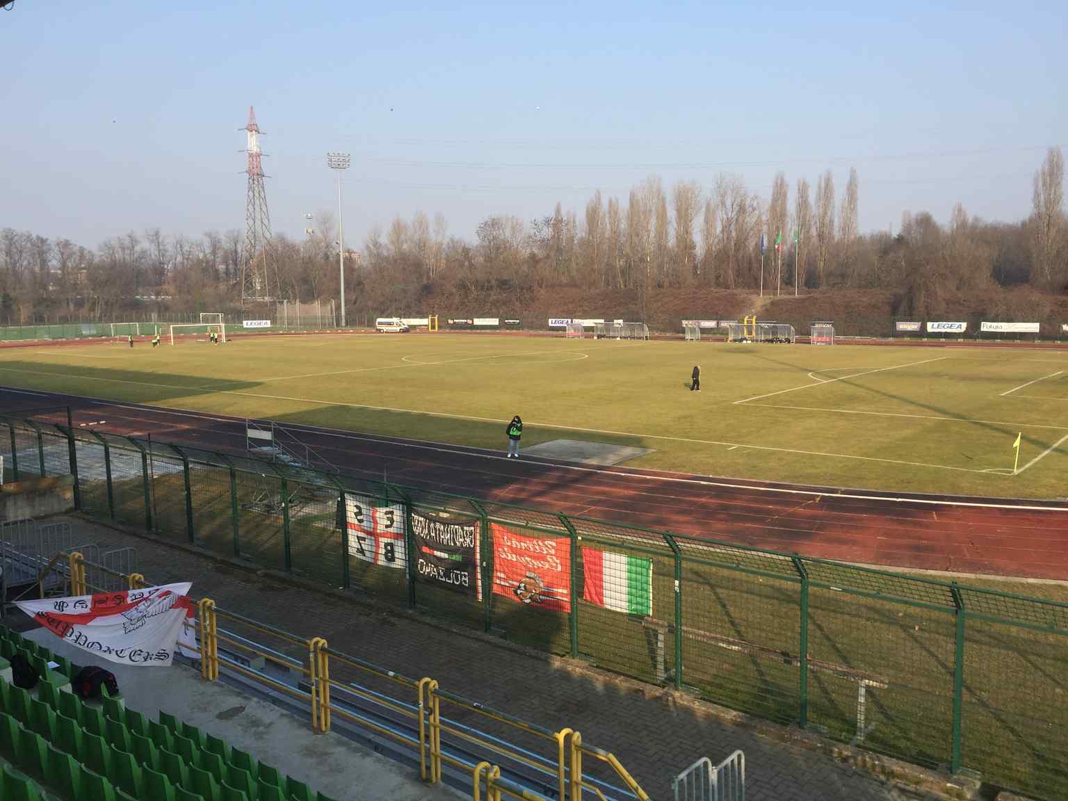 The natural grass pitch and the six-lane athletics track, which was completely renovated in 2022, highlighting the stadium's multi-sport capabilities.