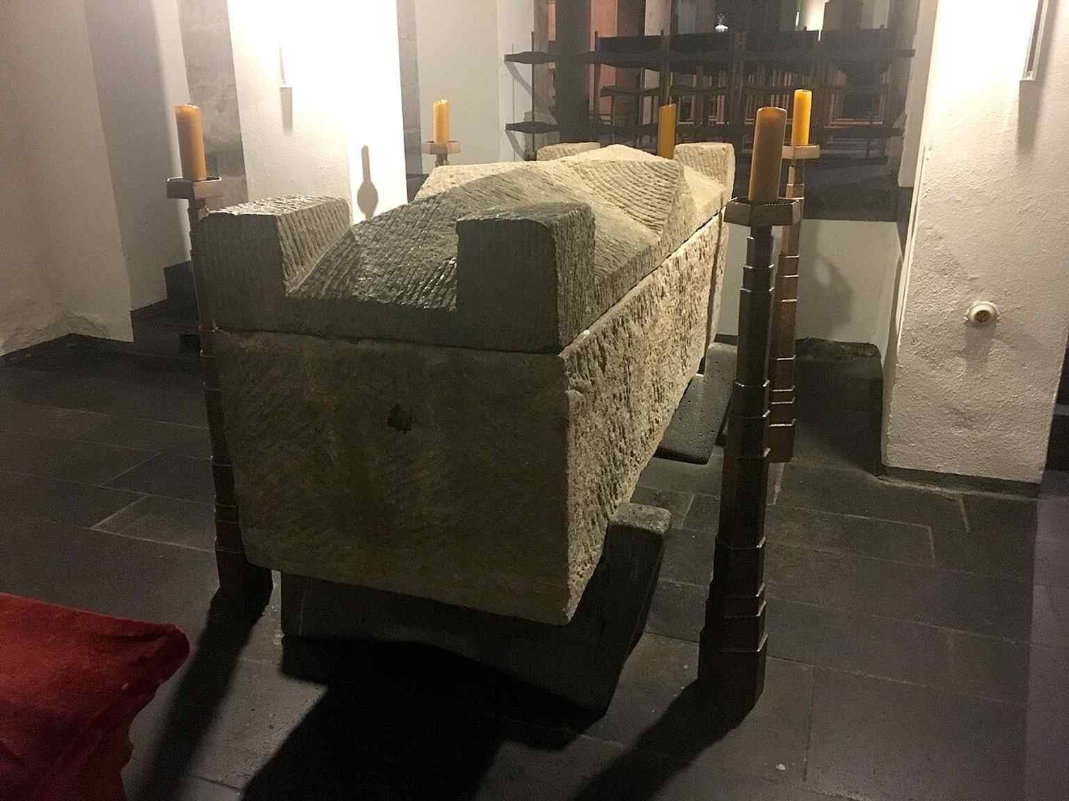 Diese Pieta aus dem späten 14. Jahrhundert, die Maria in einem reich verzierten Gewand mit dem Leichnam Christi zeigt, ist eine bedeutende mittelalterliche Skulptur, die sich im nördlichen Querhaus (Marienchor) der Kirche befindet.