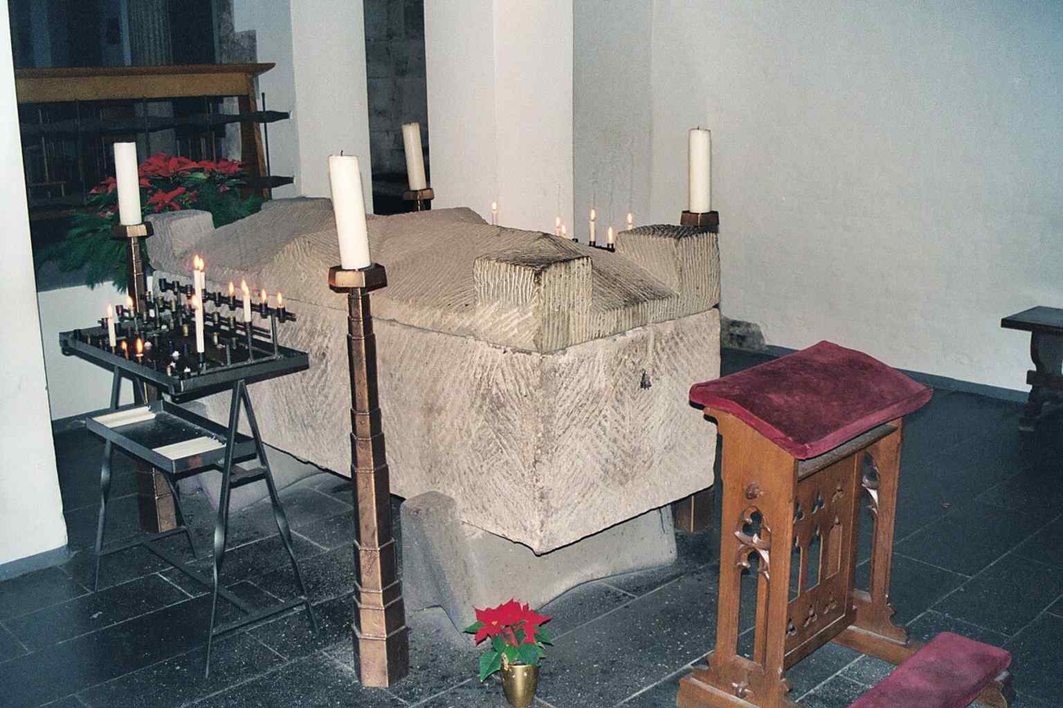 Dieser römische Sarkophag in der Krypta beherbergt die Überreste von Albertus Magnus, einem verehrten Theologen und Naturwissenschaftler, dessen Reliquien 1802 nach St. Andreas überführt wurden.
