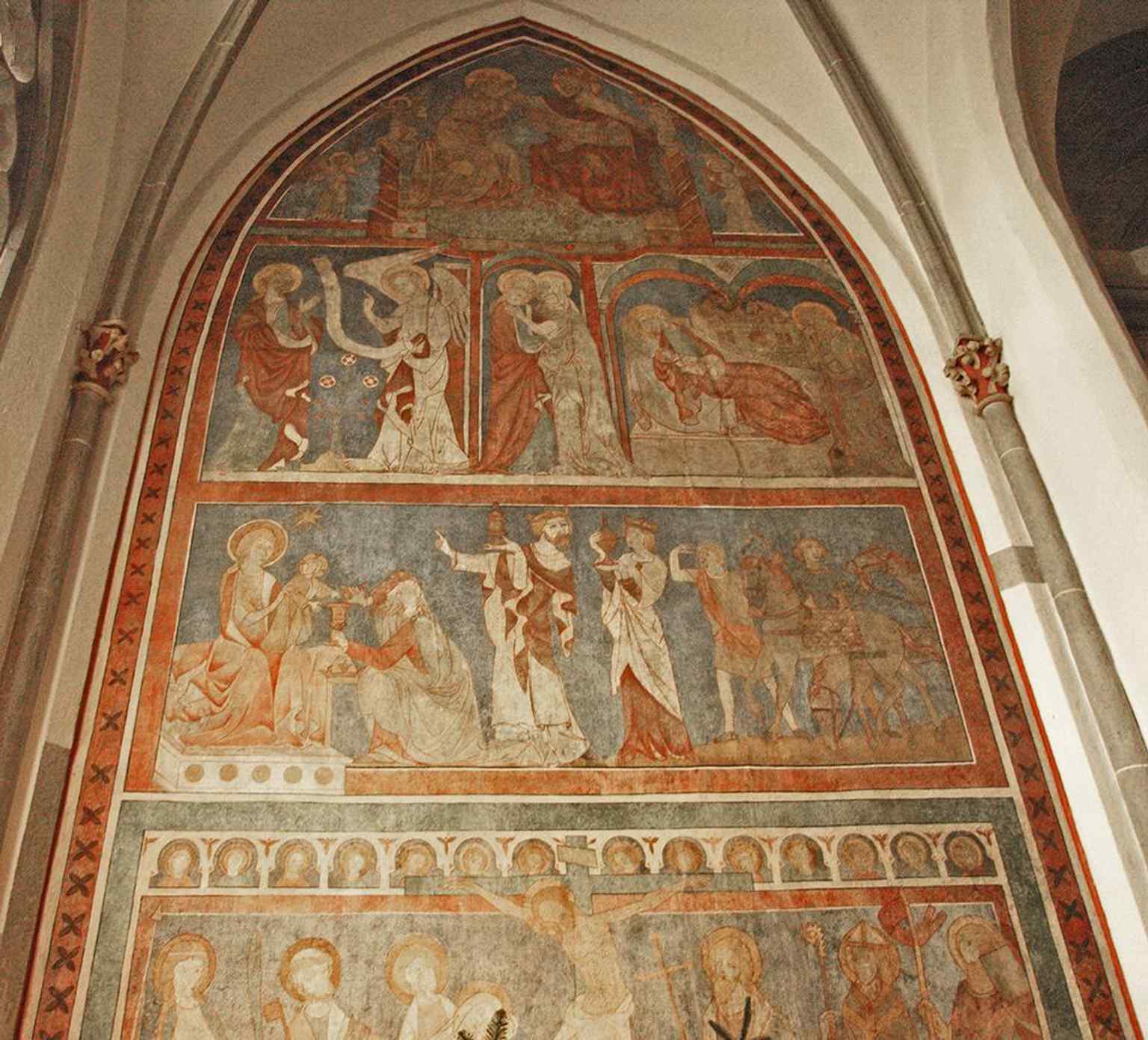 Diese mittelalterliche Wandmalerei, die die Heiligen Drei Könige darstellt und aus der ersten Hälfte des 14. Jahrhunderts stammt, ist eines der kostbaren Fresken, die die Zerstörung des Zweiten Weltkriegs auf wundersame Weise überlebt haben.