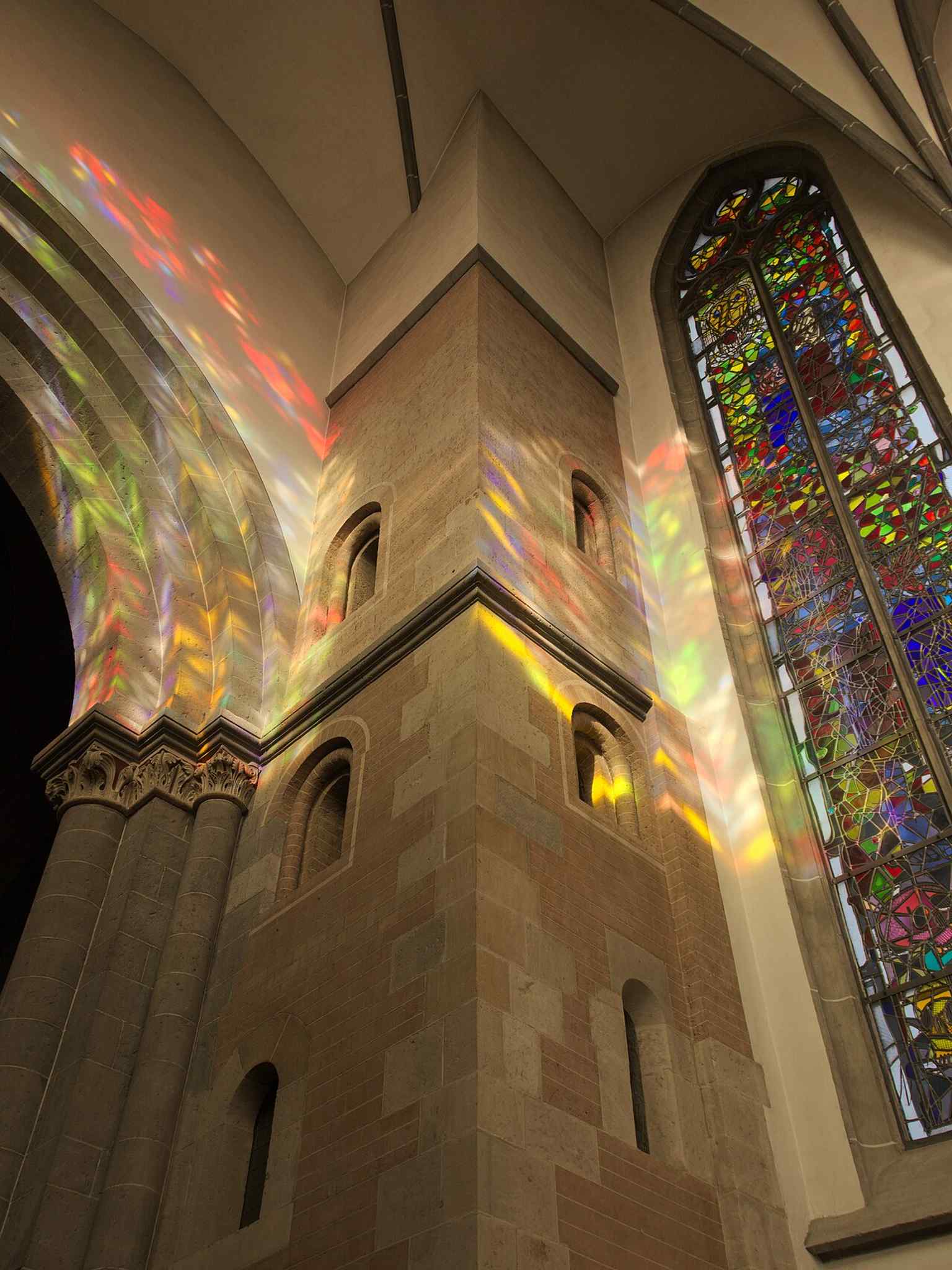 Eines der lebendigen Buntglasfenster von Markus Lüpertz, Teil eines zwölfteiligen Zyklus (2005-2010), der die Kriegs-Notverglasung ersetzte und abstrakte Darstellungen von Christi Leiden und den Lehren des Albertus Magnus zeigt.