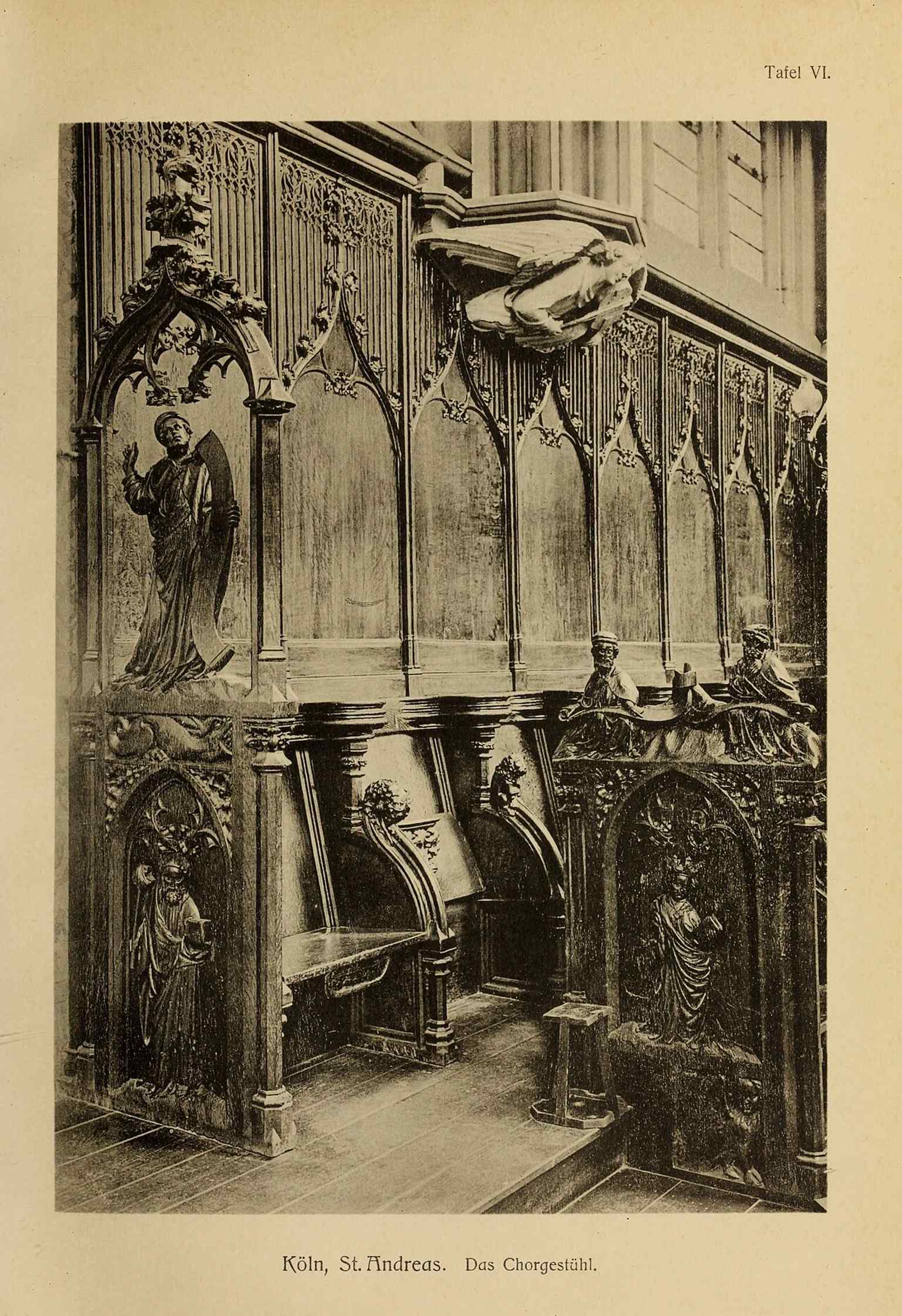 Historisches Chorgestühl aus der Zeit um 1430 ist noch heute im Chor der Kirche vorhanden, ein Zeugnis ihrer langjährigen kirchlichen Tradition.