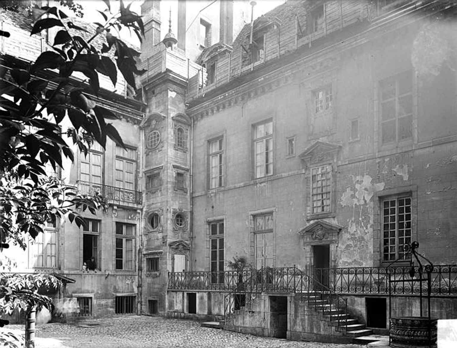 This historical photo from 1919 showcases the inner courtyard, illustrating the hotel's influential architectural plan with its main body and two flanking wings.