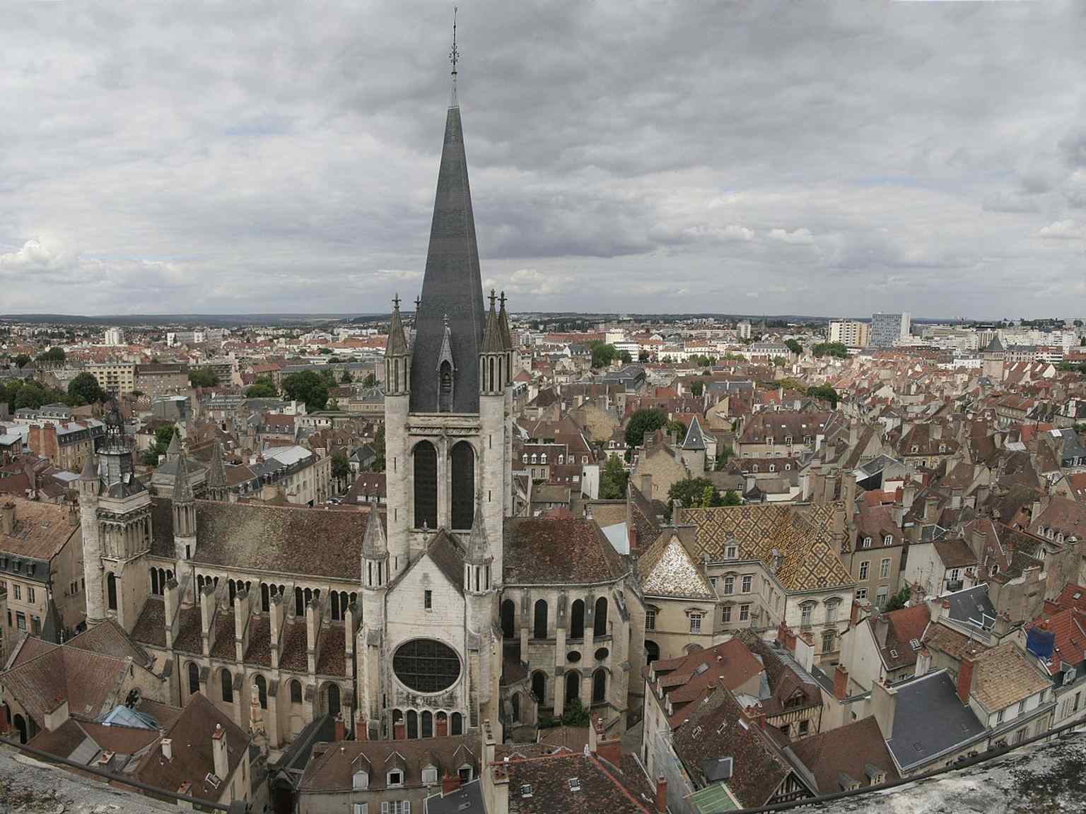 This aerial perspective highlights the Hôtel de Vogüé's proximity to the Notre-Dame church and its distinctively Burgundian glazed tiled roof.